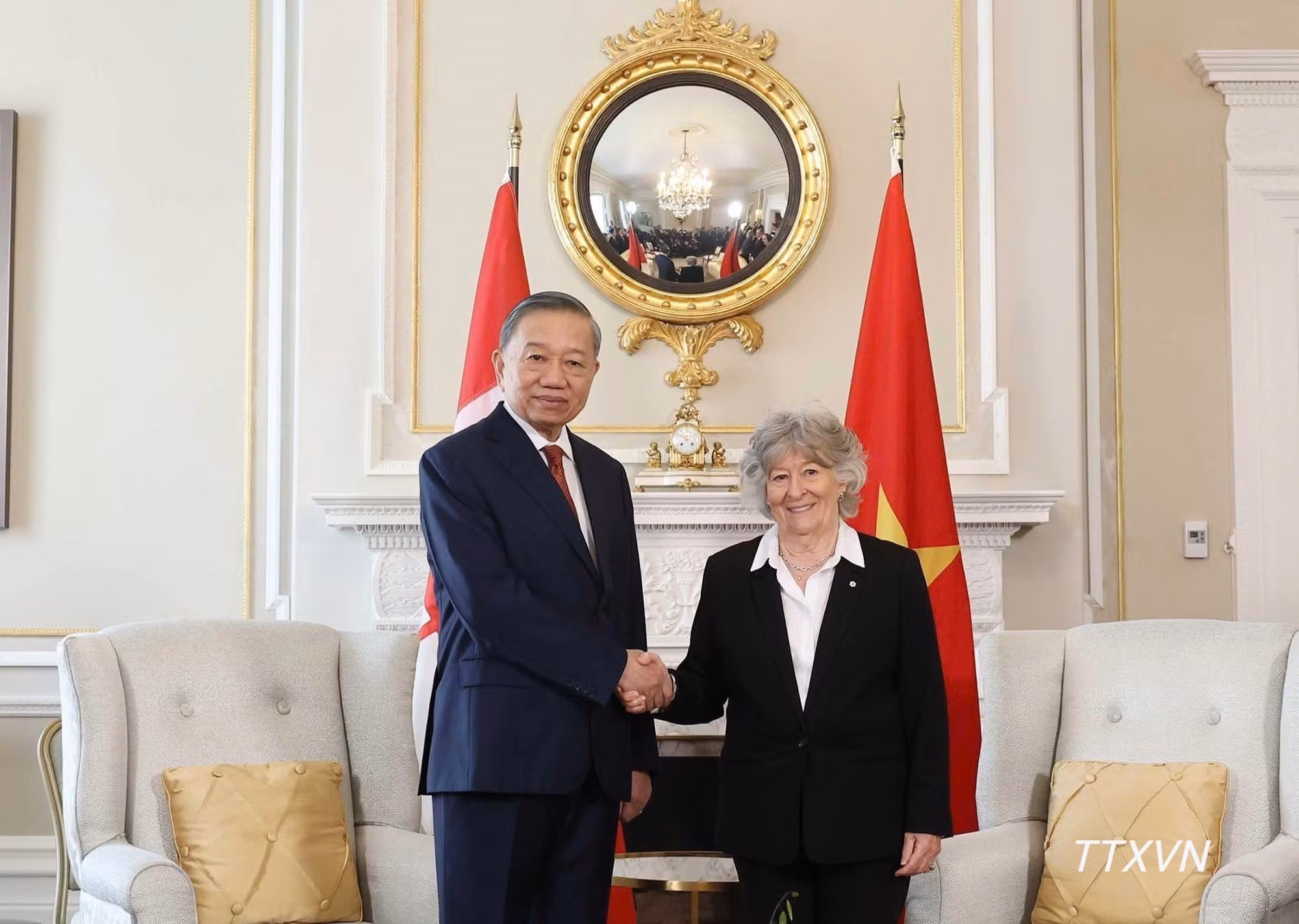 El secretario general del Partido Comunista y presidente de Vietnam, To Lam, y la gobernadora general de Canadá, Louise Arbour. 