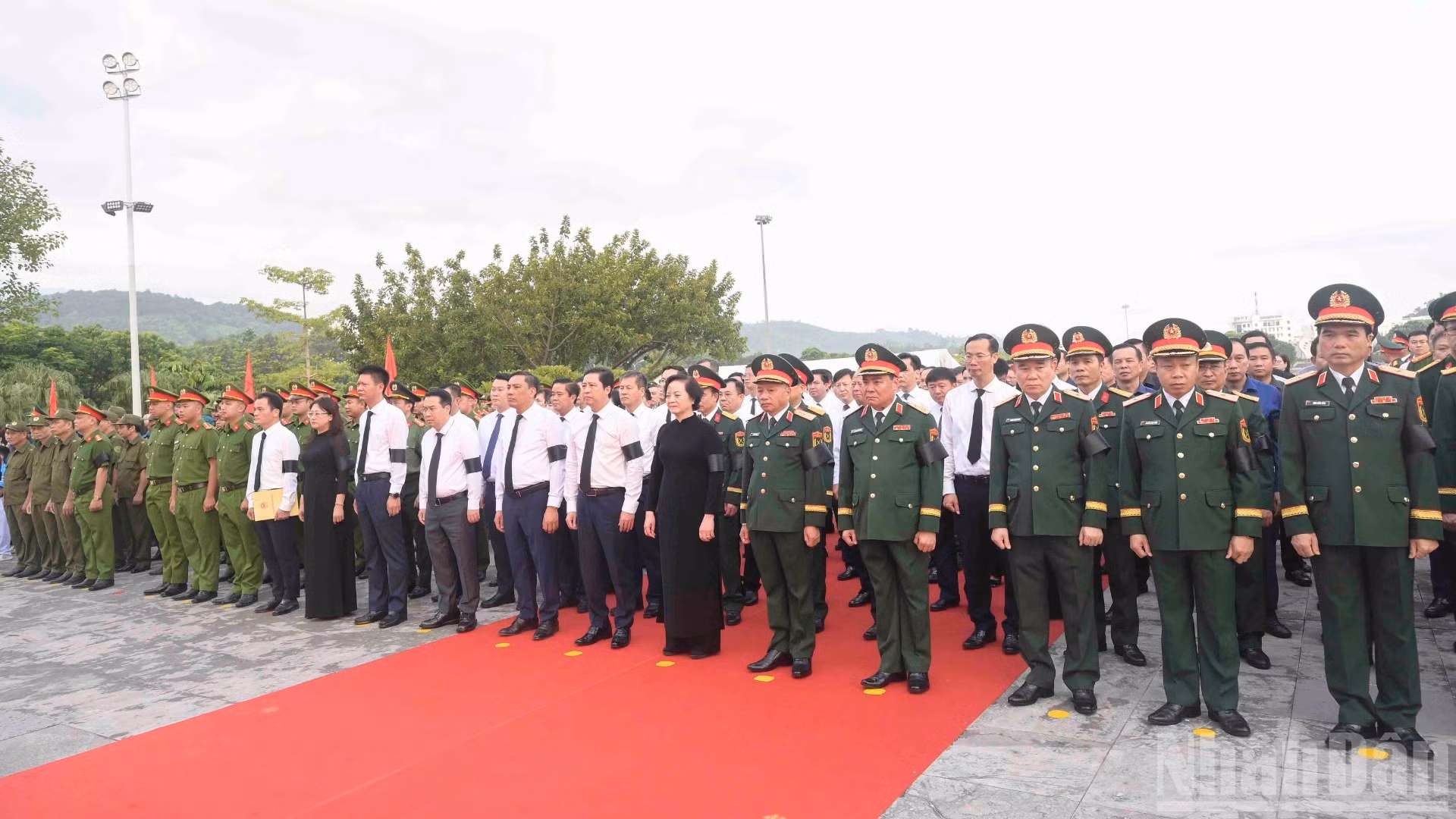 La vice primera ministra Pham Thi Thanh Tra, junto con el Comité del Partido, las autoridades, las fuerzas armadas y la población de la provincia de Lao Cai, deposita flores, ofrece incienso y guardan un minuto de silencio en homenaje a los mártires que dieron su vida por la independencia y la libertad de la Patria.