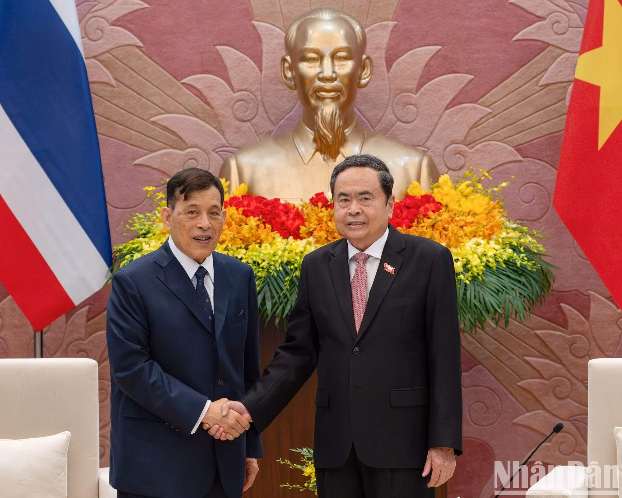 El presidente de la Asamblea Nacional de Vietnam, Tran Thanh Man, y el Rey de Tailandia, Maha Vajiralongkorn Phra Vajiraklaochaoyuhua.