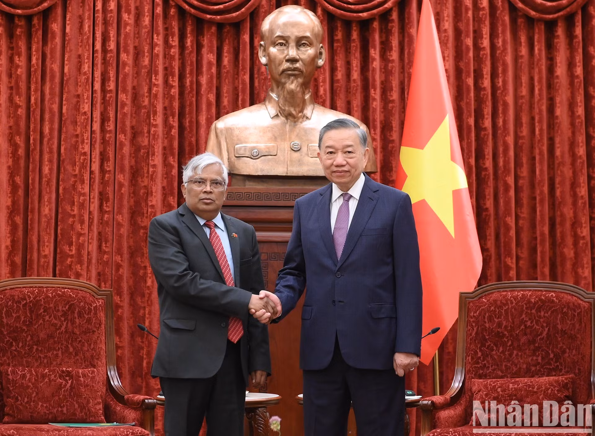 El secretario general del Partido Comunista y presidente de Vietnam, To Lam, recibe al embajador de Bangladés, Mohammad Lutfor Rahman.