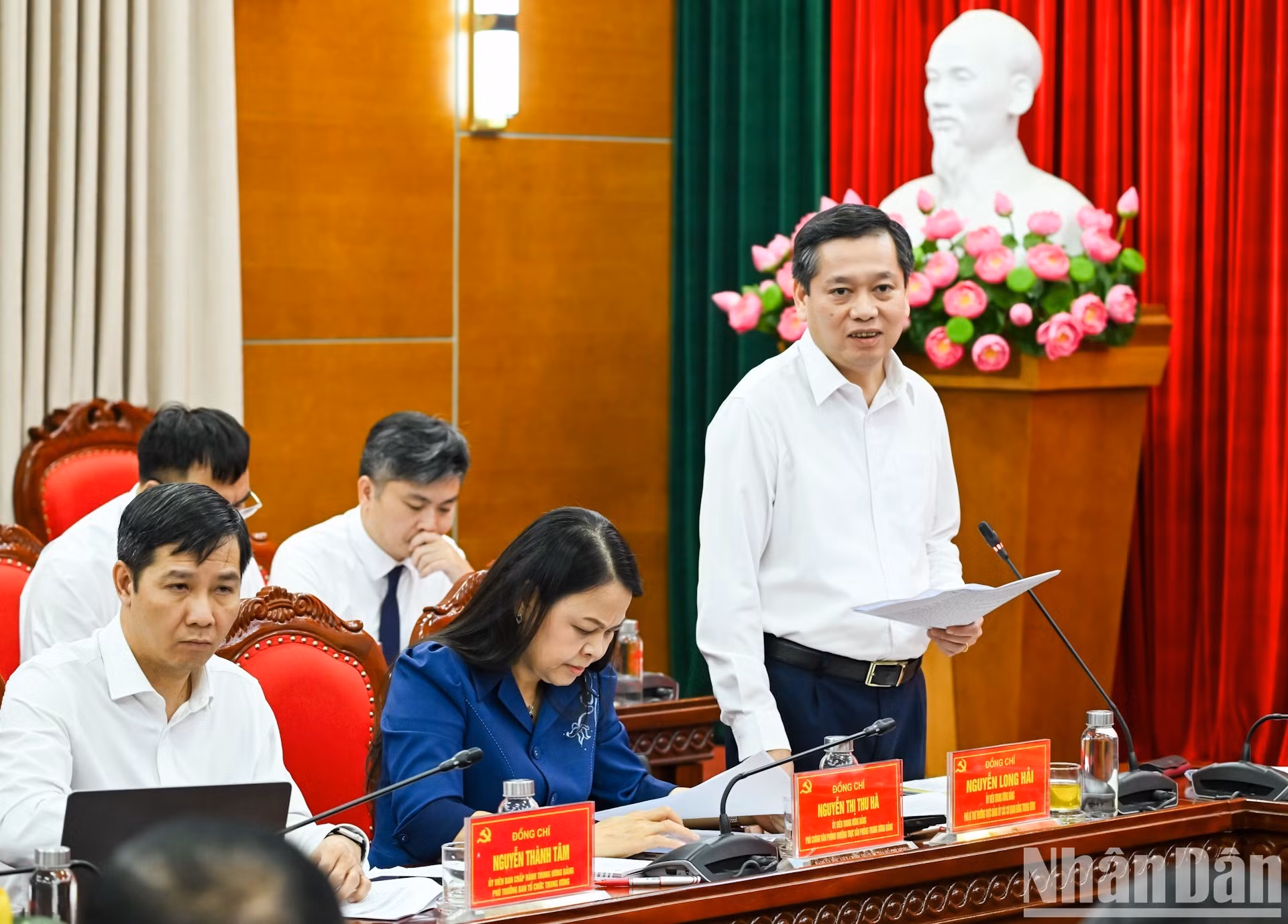 Nguyen Long Hai, vicesecretario permanente del Comité del Partido de los Órganos partidistas del Comité Central del PCV, en la reunión de trabajo.