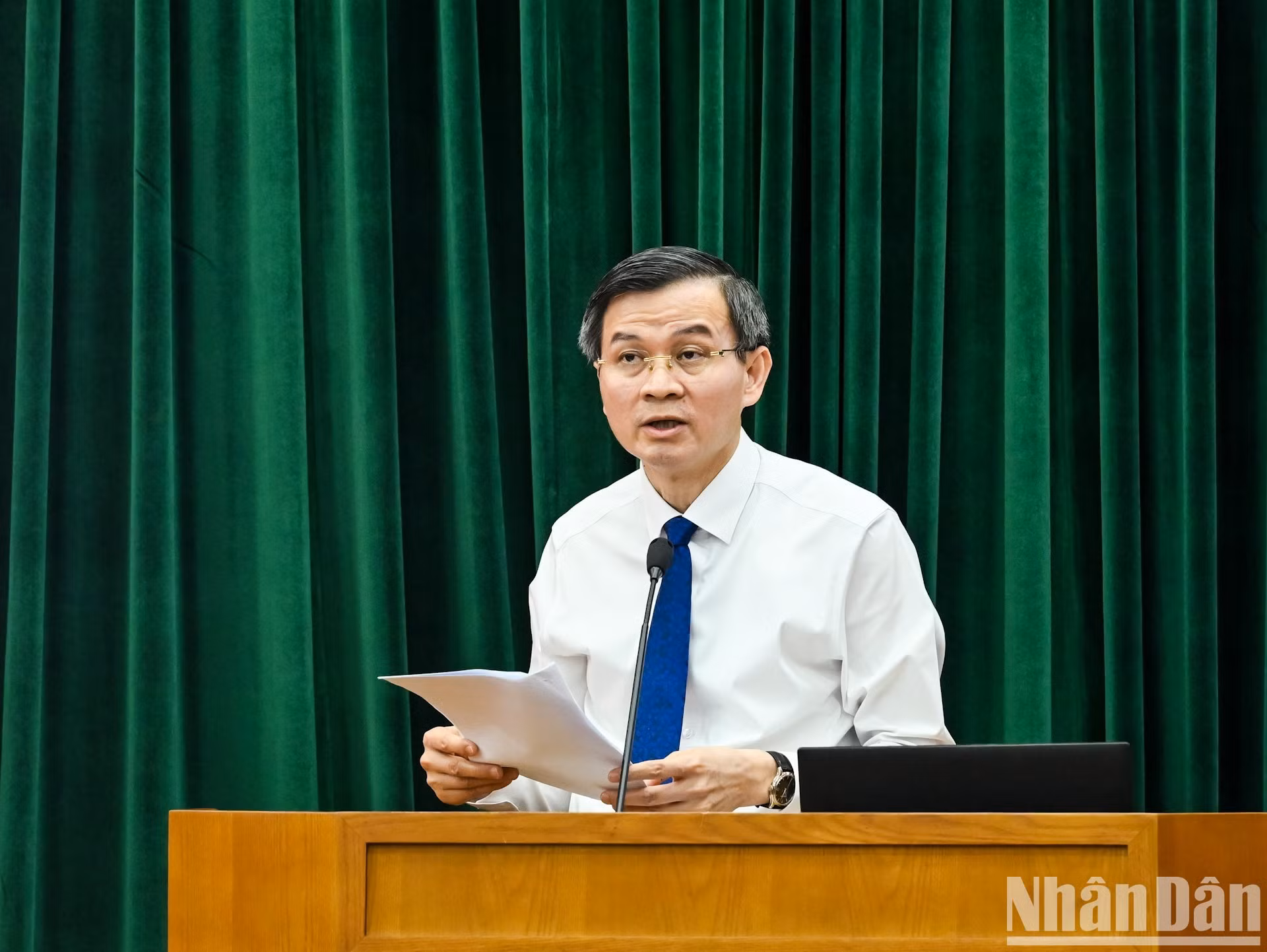 El profesor asociado y doctor Doan Minh Huan, director de la Academia Nacional de Política Ho Chi Minh, habla.