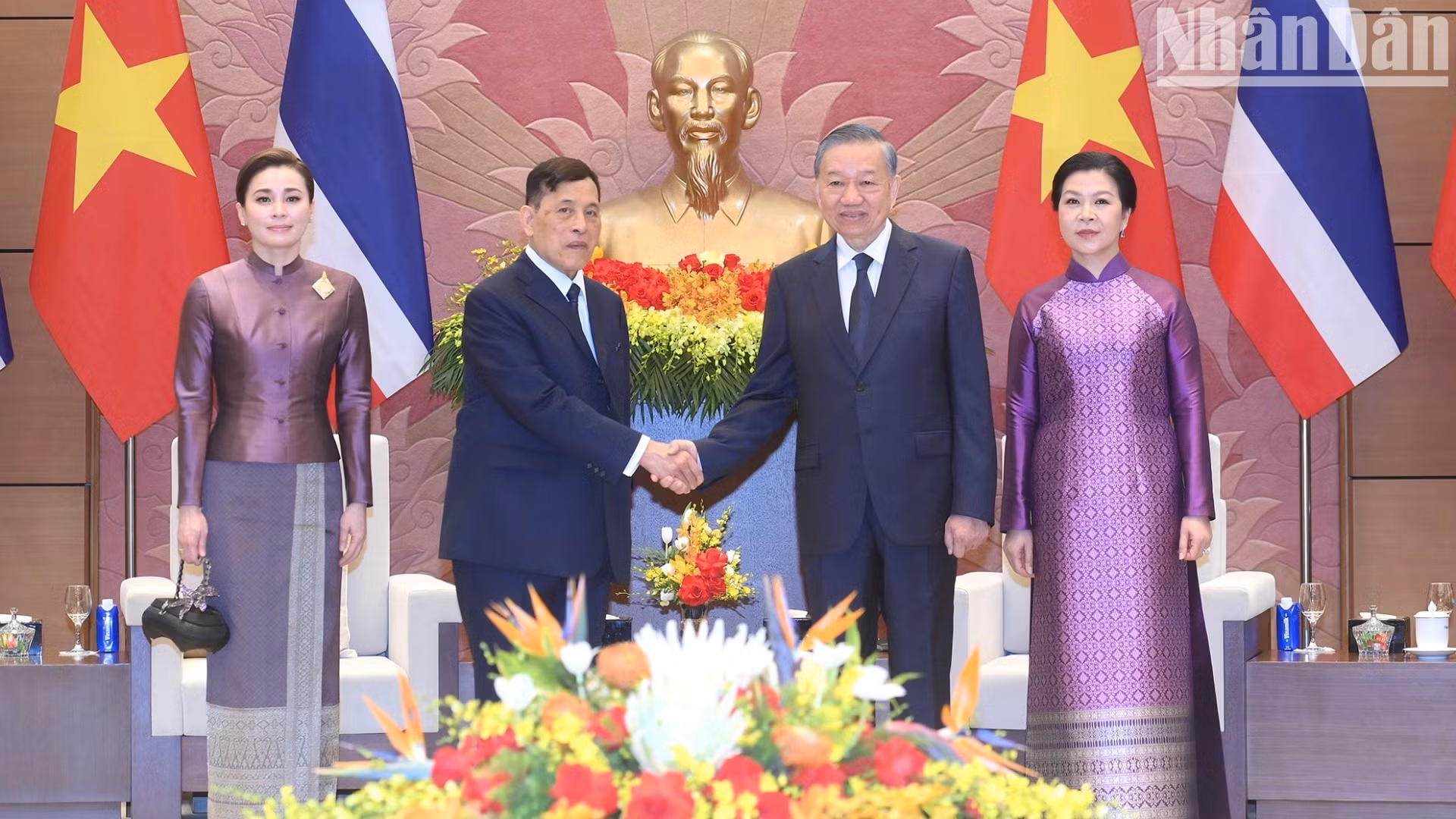 El secretario general del Partido Comunista y presidente de Vietnam, To Lam, y su esposa, Ngo Phuong Ly, junto con el Rey de Tailandia, Maha Vajiralongkorn Phra Vajiraklaochaoyuhua, y la Reina Suthida Bajrasudhabimalalakshana.