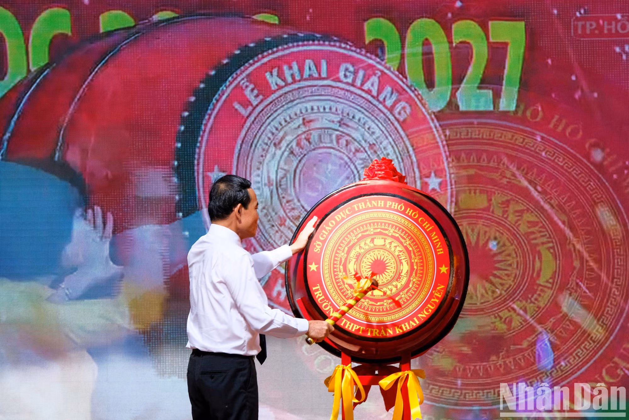 Tran Luu Quang, miembro del Buró Político y secretario del Comité del Partido en Ciudad Ho Chi Minh, toca el tambor para inaugurar el nuevo curso escolar en la Escuela Preparatoria Tran Khai Nguyen.
