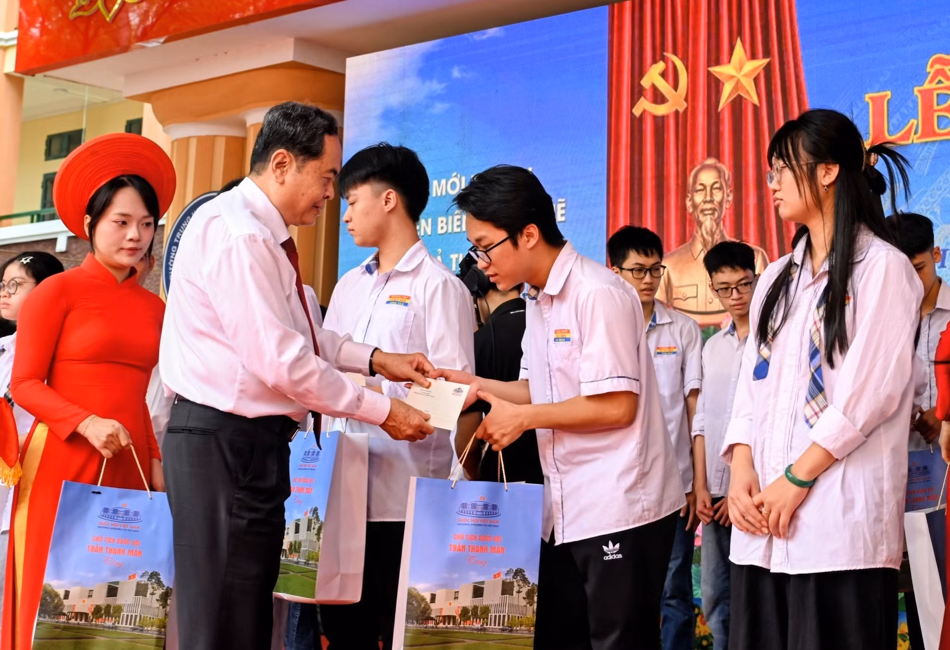 Thanh Man entrega obsequios a estudiantes en situación difícil que han logrado buenos resultados académicos.