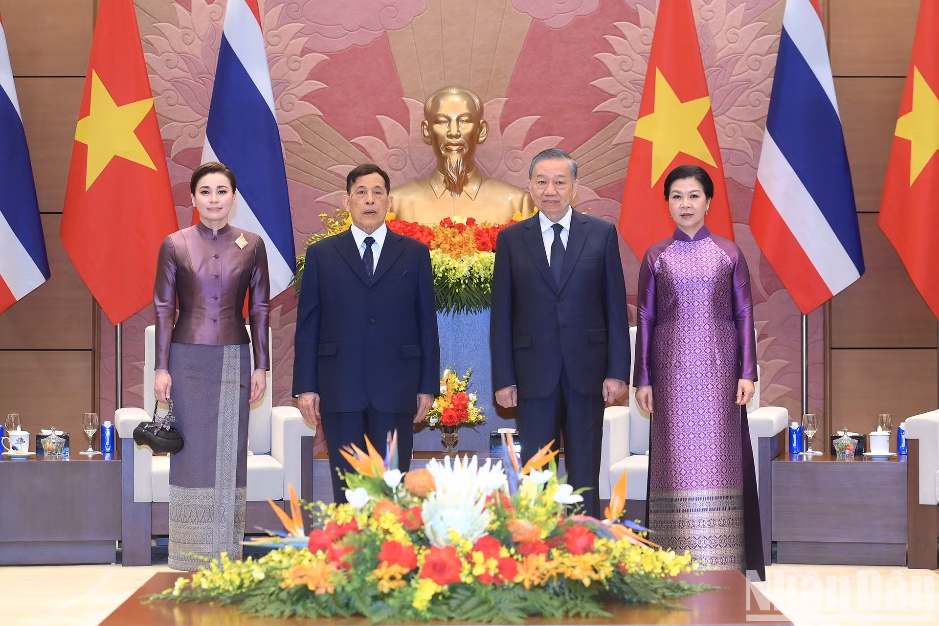 El secretario general del Partido Comunista y presidente de Vietnam, To Lam, y su esposa, junto al Rey de Tailandia, Maha Vajiralongkorn Phra Vajiraklaochaoyuhua, y la Reina.