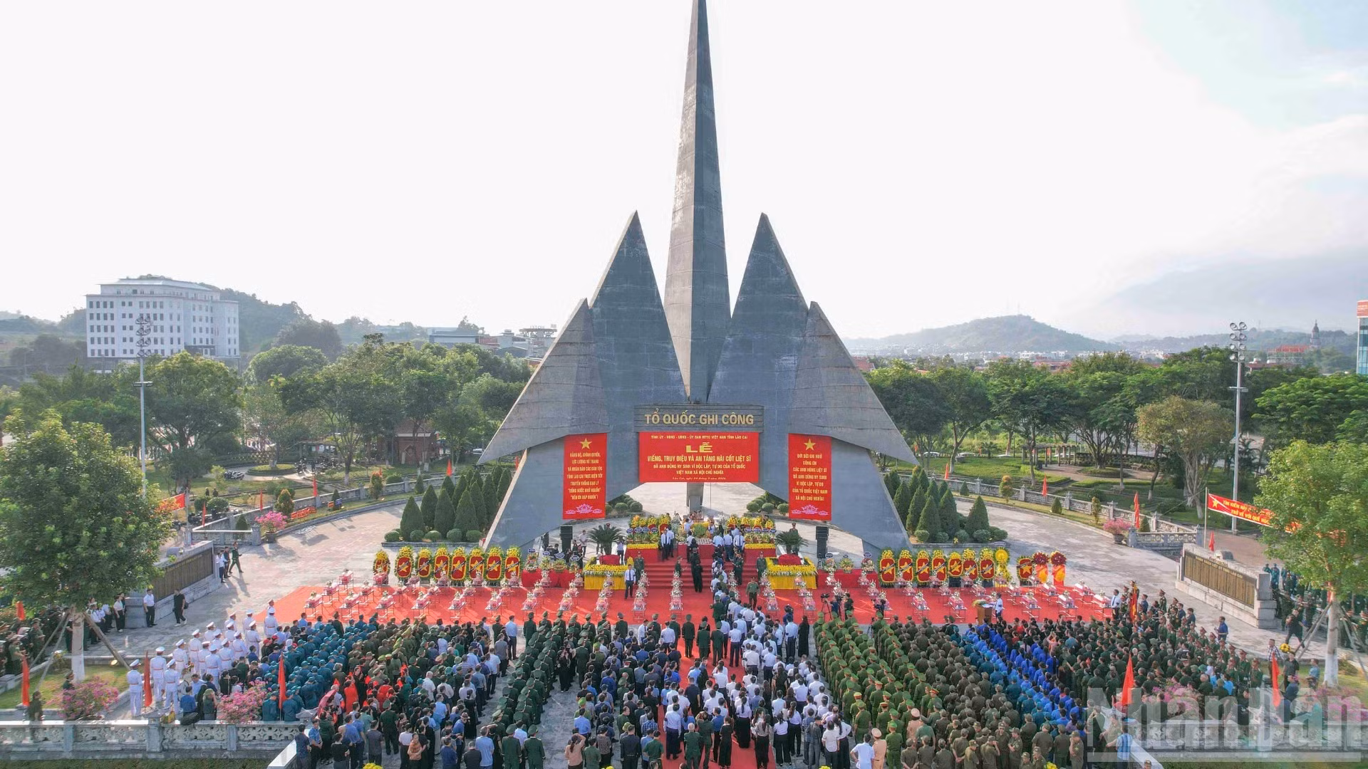 [Foto] Vicepremiera asiste a ceremonia de entierro de restos de mártires en provincia de Lao Cai