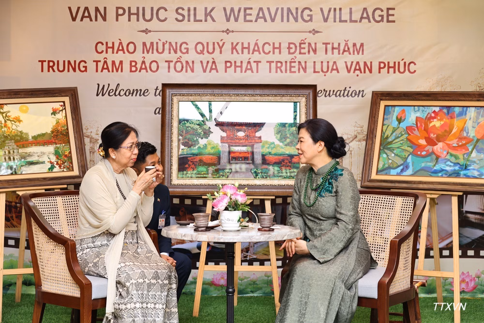 Ambas damas disfrutan de té en la aldea de la seda de Van Phuc.