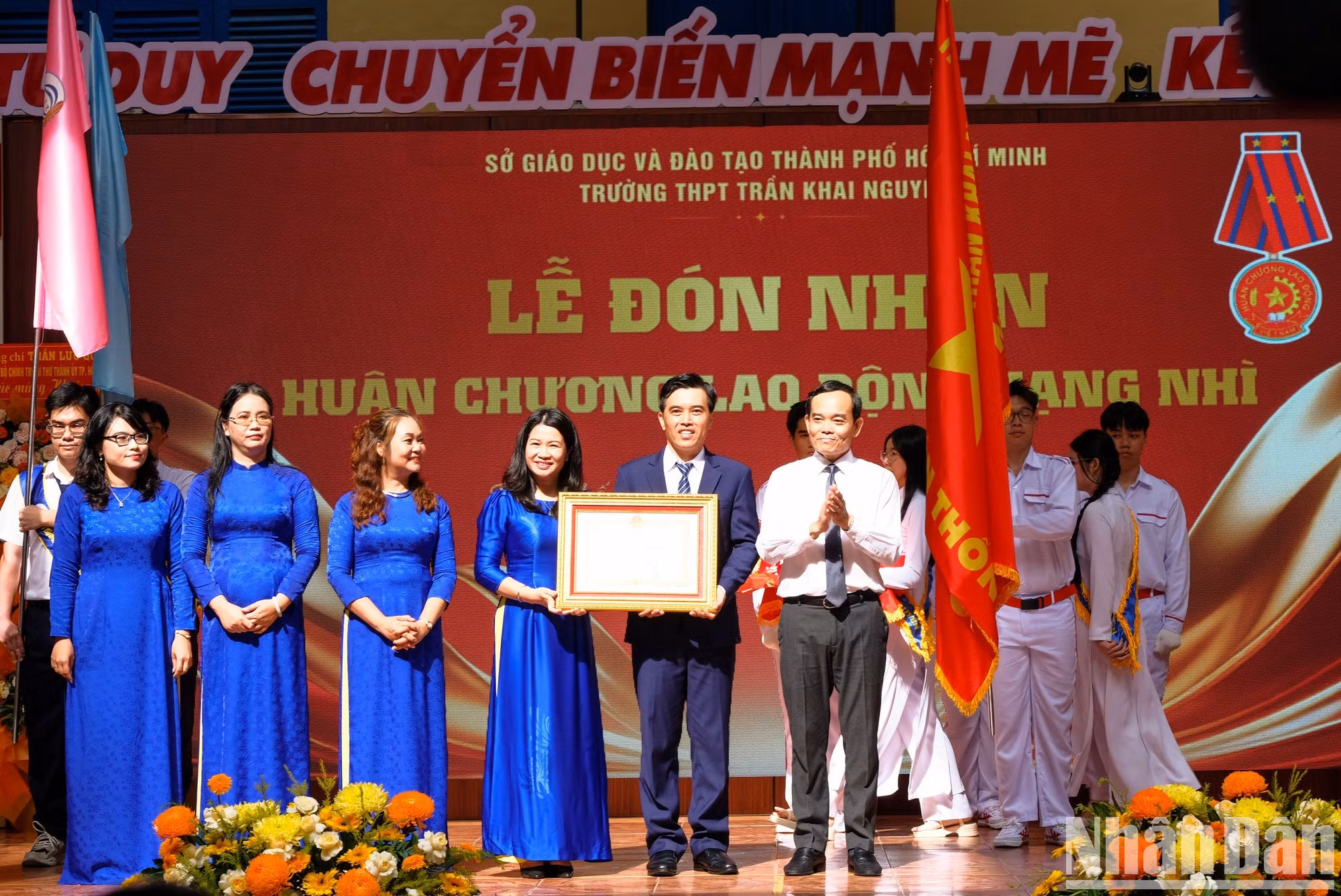 Tran Luu Quang, miembro del Buró Político y secretario del Comité del Partido en Ciudad Ho Chi Minh, entrega la Orden del Trabajo de segunda clase a la Escuela Preparatoria Tran Khai Nguyen.