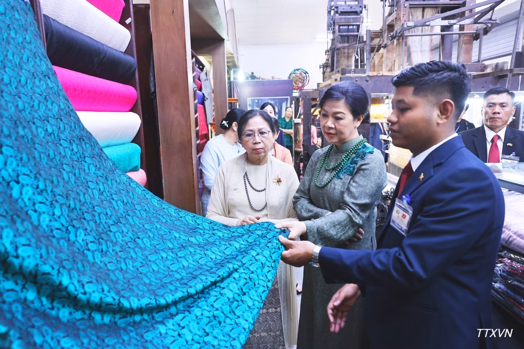 Las cónyuges de los mandatarios de Vietnam y Myanmar visitan el espacio de exposición de productos tradicionales de seda y conocen los productos más destacados de la aldea artesanal.