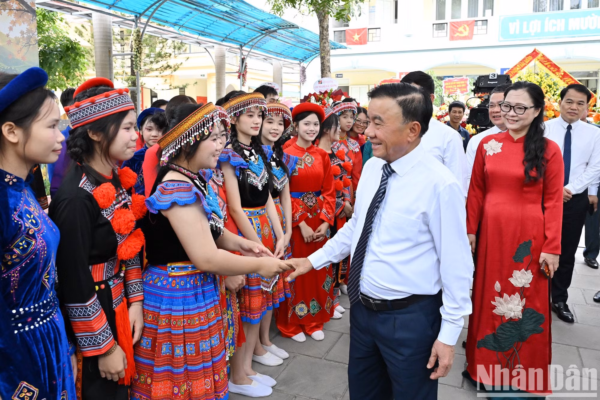 Cam Tu y los estudiantes en la cita.