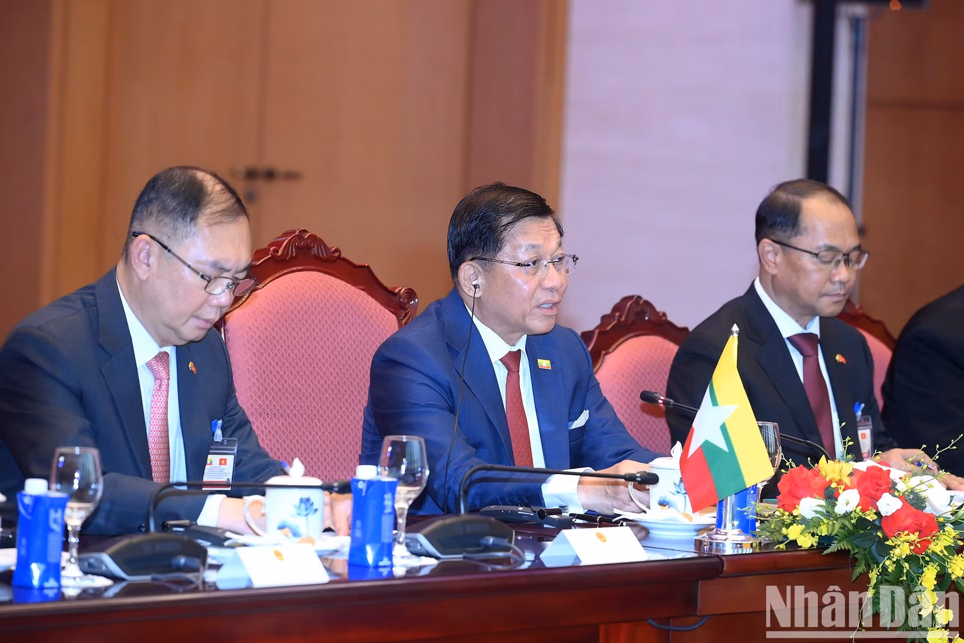 El presidente de Myanmar, Min Aung Hlaing, habla en el evento.