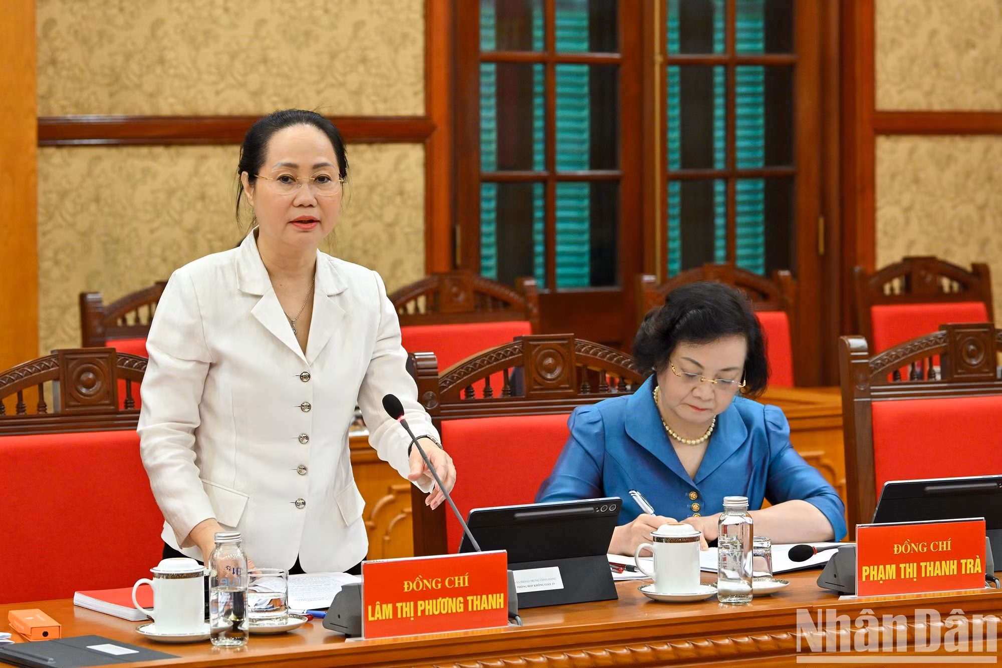 La ministra de Cultura, Deportes y Turismo, Lam Thi Phuong Thanh, presenta el informe en la reunión.