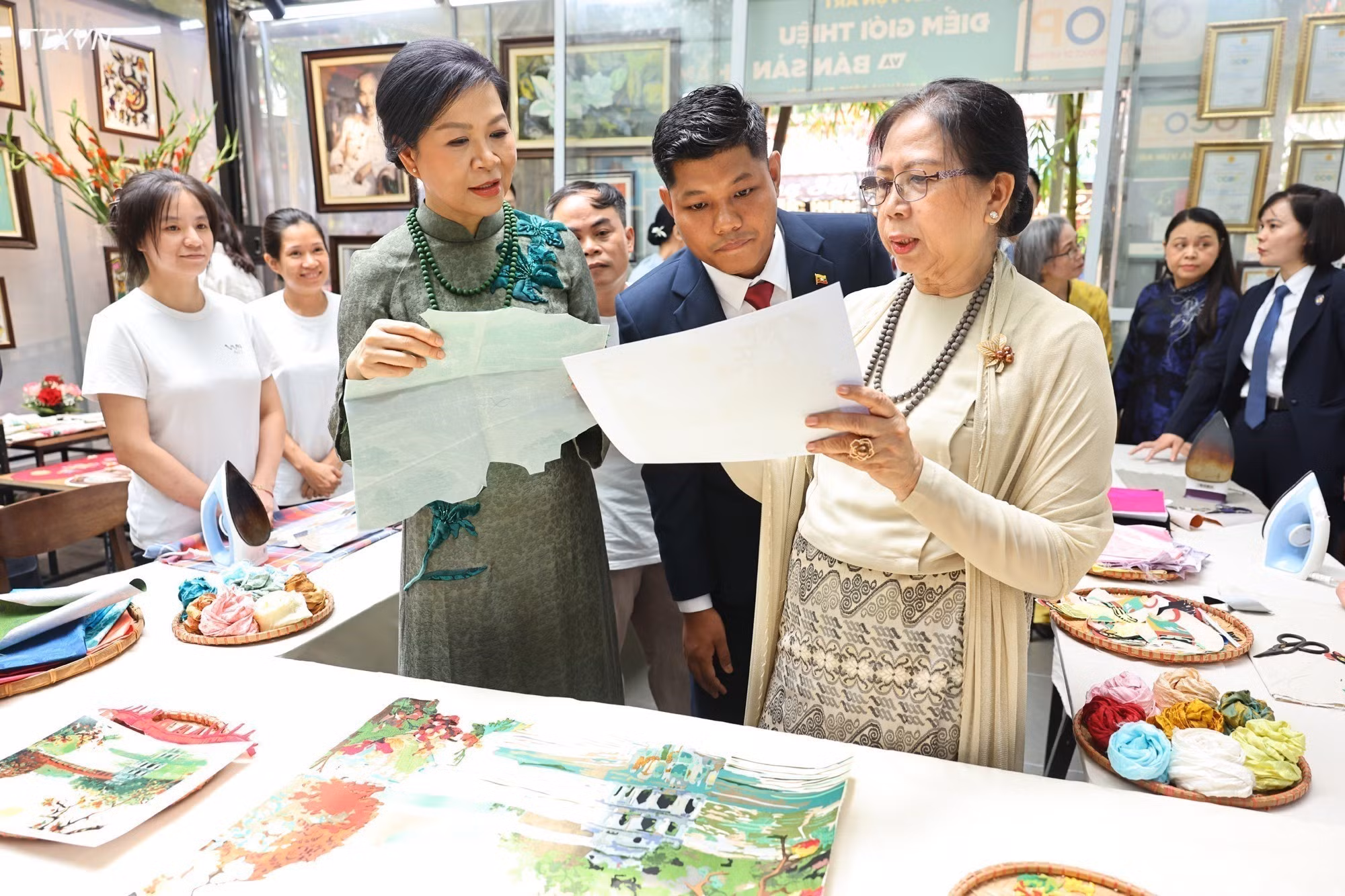 La primera dama de Vietnam, Ngo Phuong Ly, y su par birmana, Kyu Kyu Hla, visitan la aldea de la seda de Van Phuc.