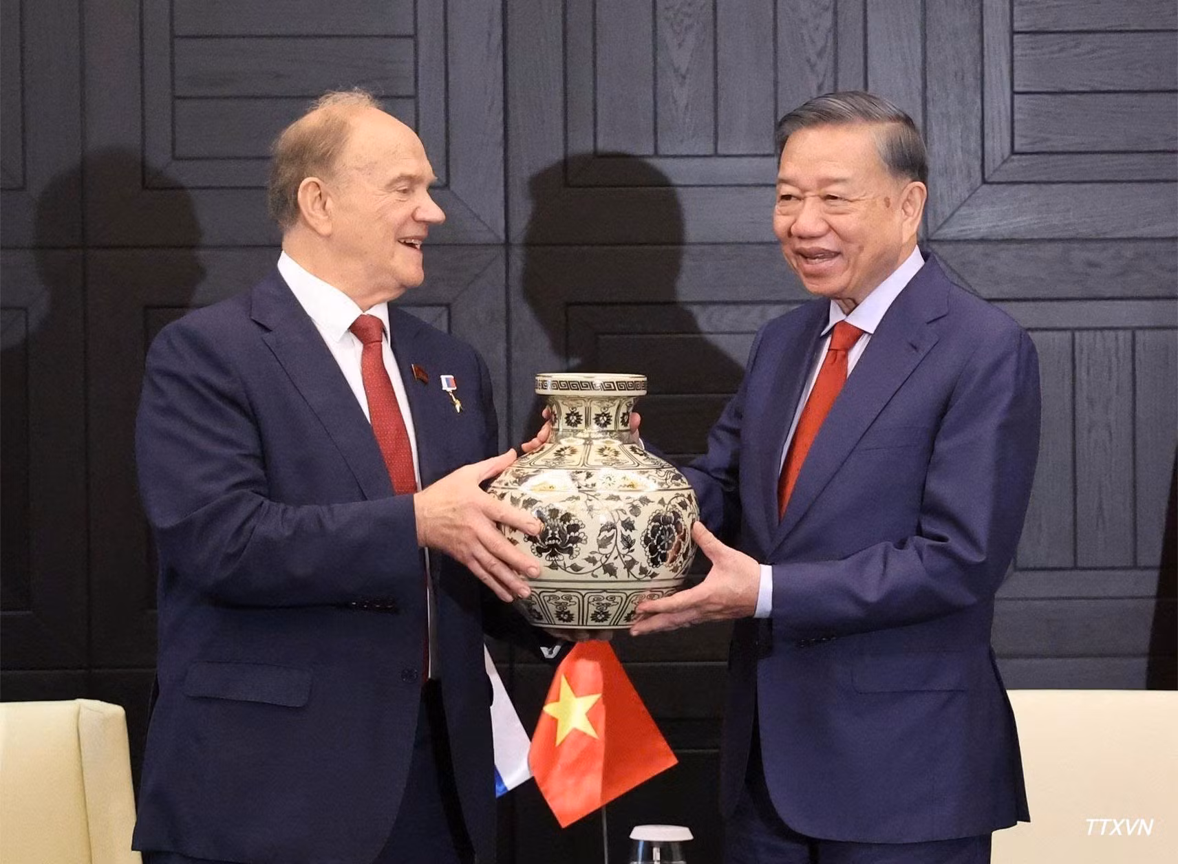 To Lam entrega un obsequio a Gennady Zyuganov.