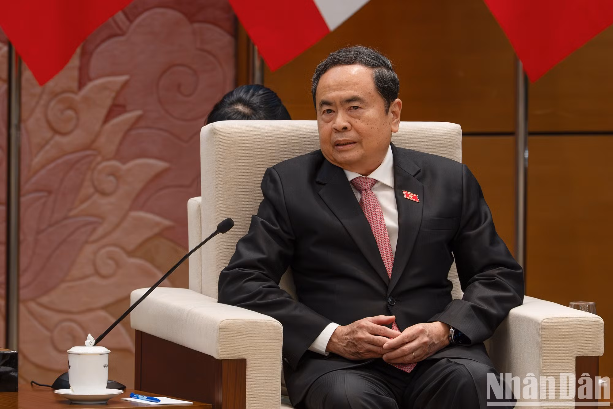 Thanh Man habla en la cita.