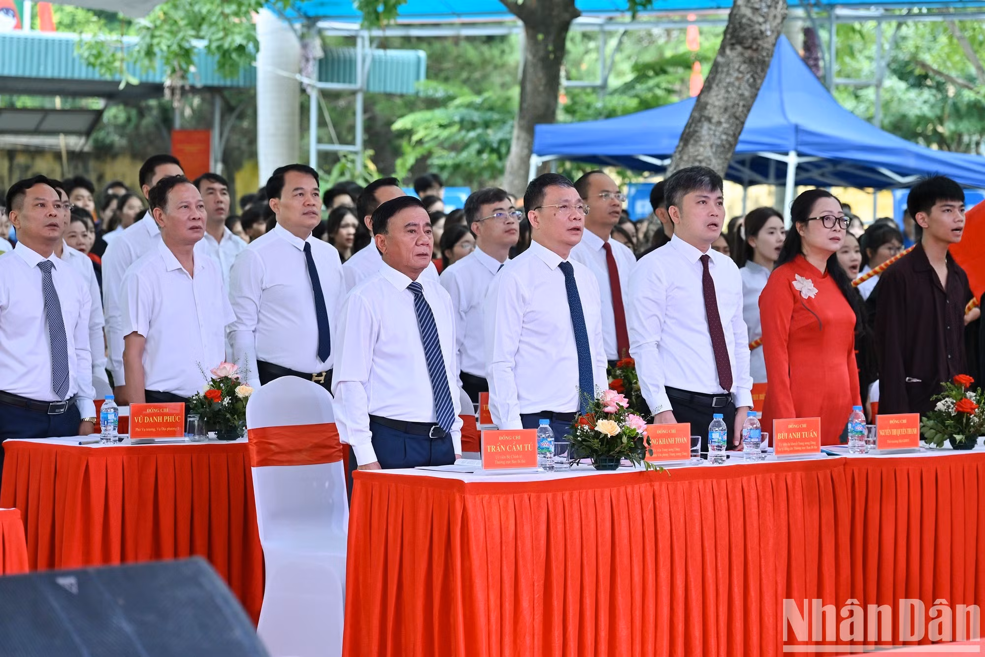 Delegados en el acto de saludo a la bandera nacional durante la ceremonia de apertura del curso escolar.