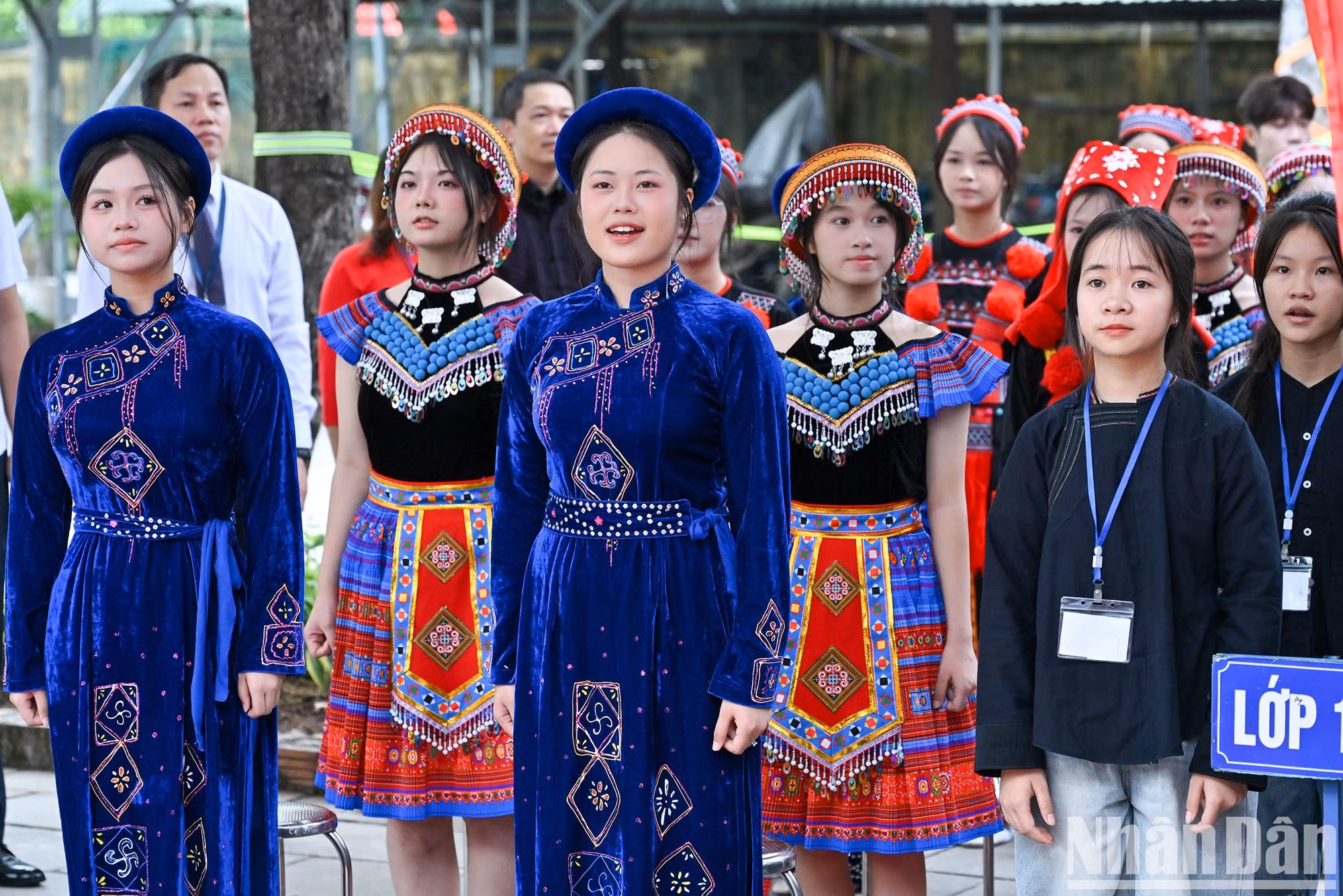 Estudiantes de la Escuela General con Internado para Minorías Étnicas en Bac Ninh en la ceremonia.