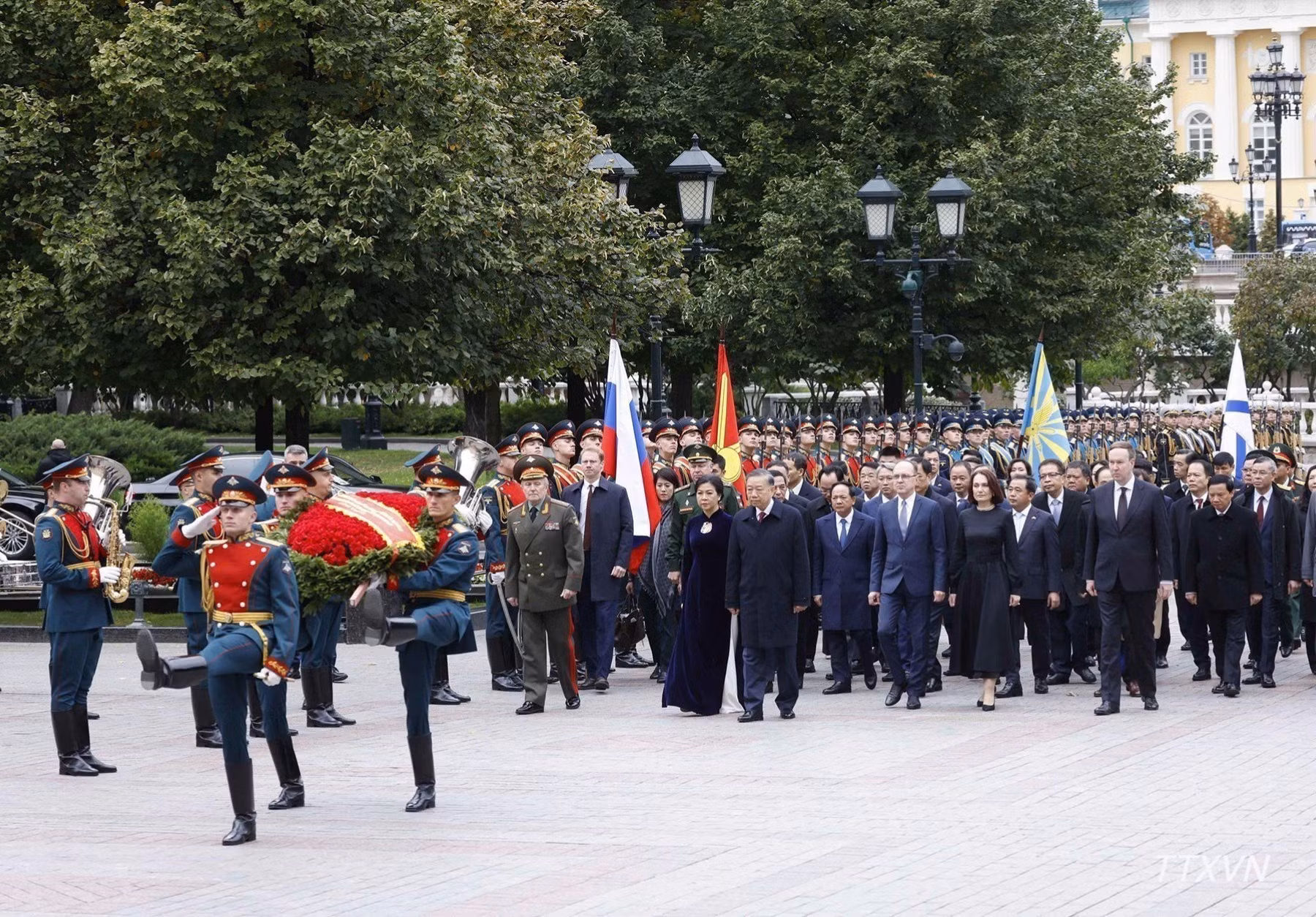 El secretario general del Partido Comunista y presidente de Vietnam, To Lam, y su esposa, junto con una delegación de alto nivel, depositan flores en la Tumba del Soldado Desconocido.