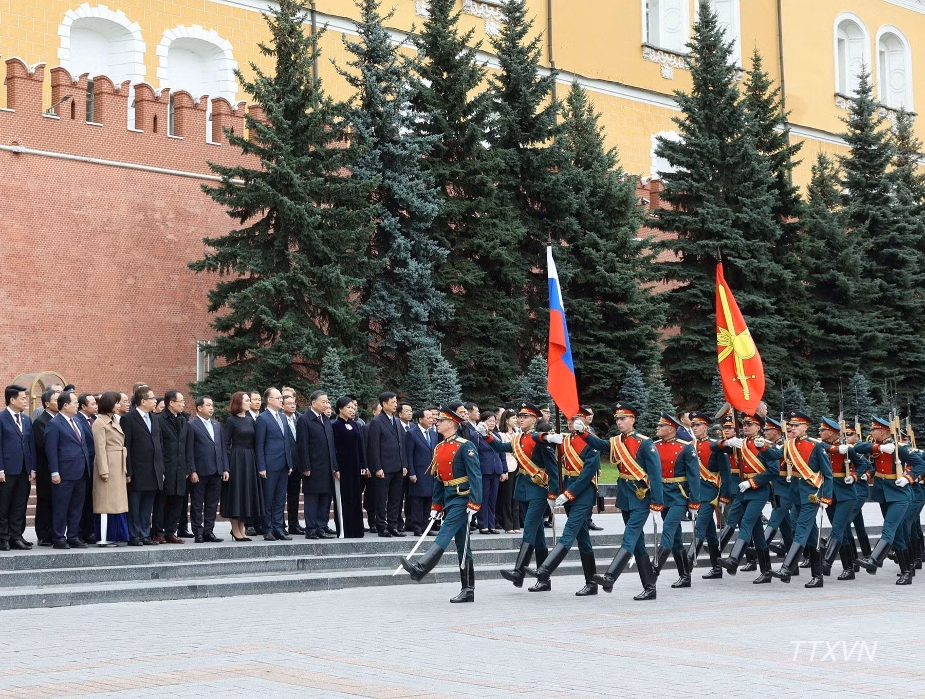 La guardia de honor desfila durante la ceremonia.