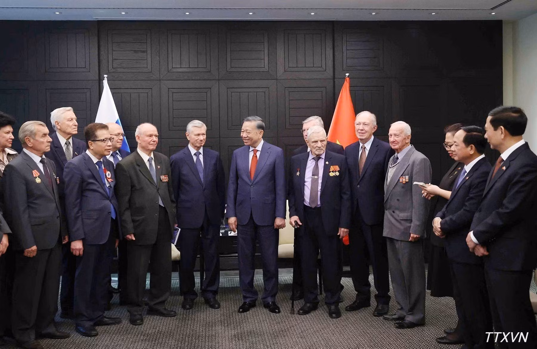 El secretario general del Partido Comunista y presidente de Vietnam, To Lam, recibe a los veteranos y miembros de la Asociación de Amistad Rusia-Vietnam.