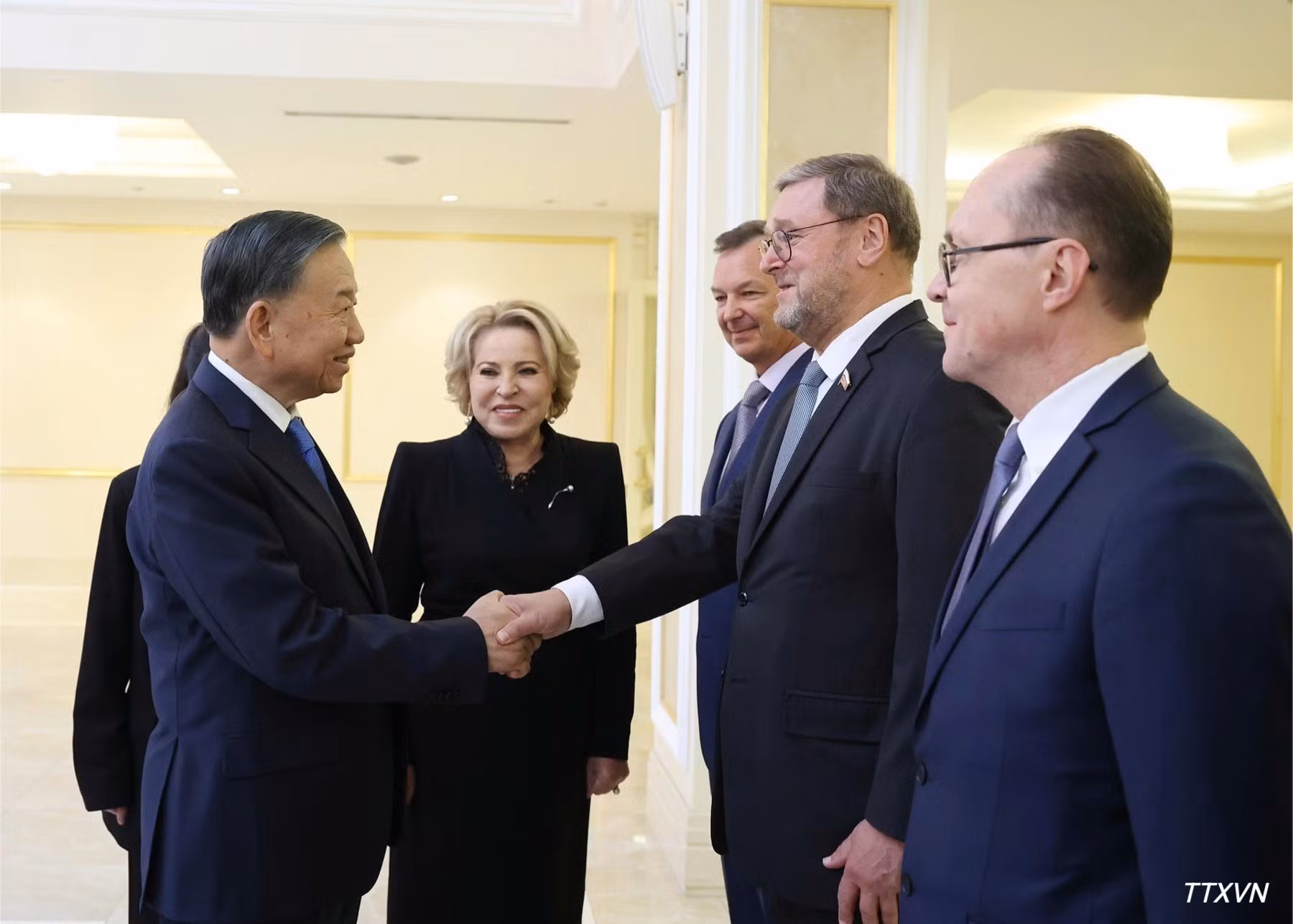 Líder vietnamita con los delegados rusos.