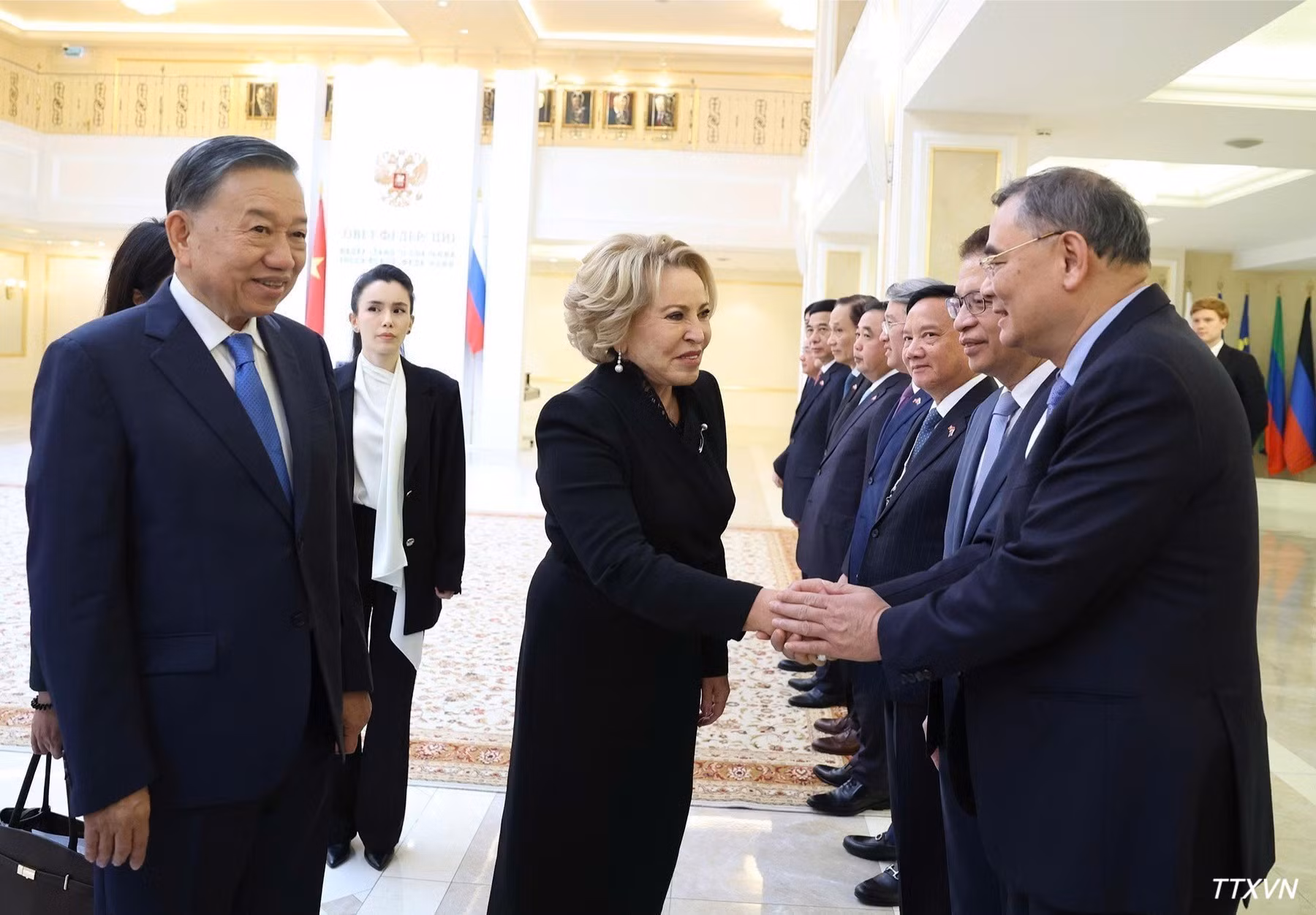 El secretario general del Partido Comunista y presidente de Vietnam, To Lam, presenta a los miembros de la delegación de alto nivel de Vietnam a la presidenta del Consejo de la Federación Rusa, Valentina Matvienko.