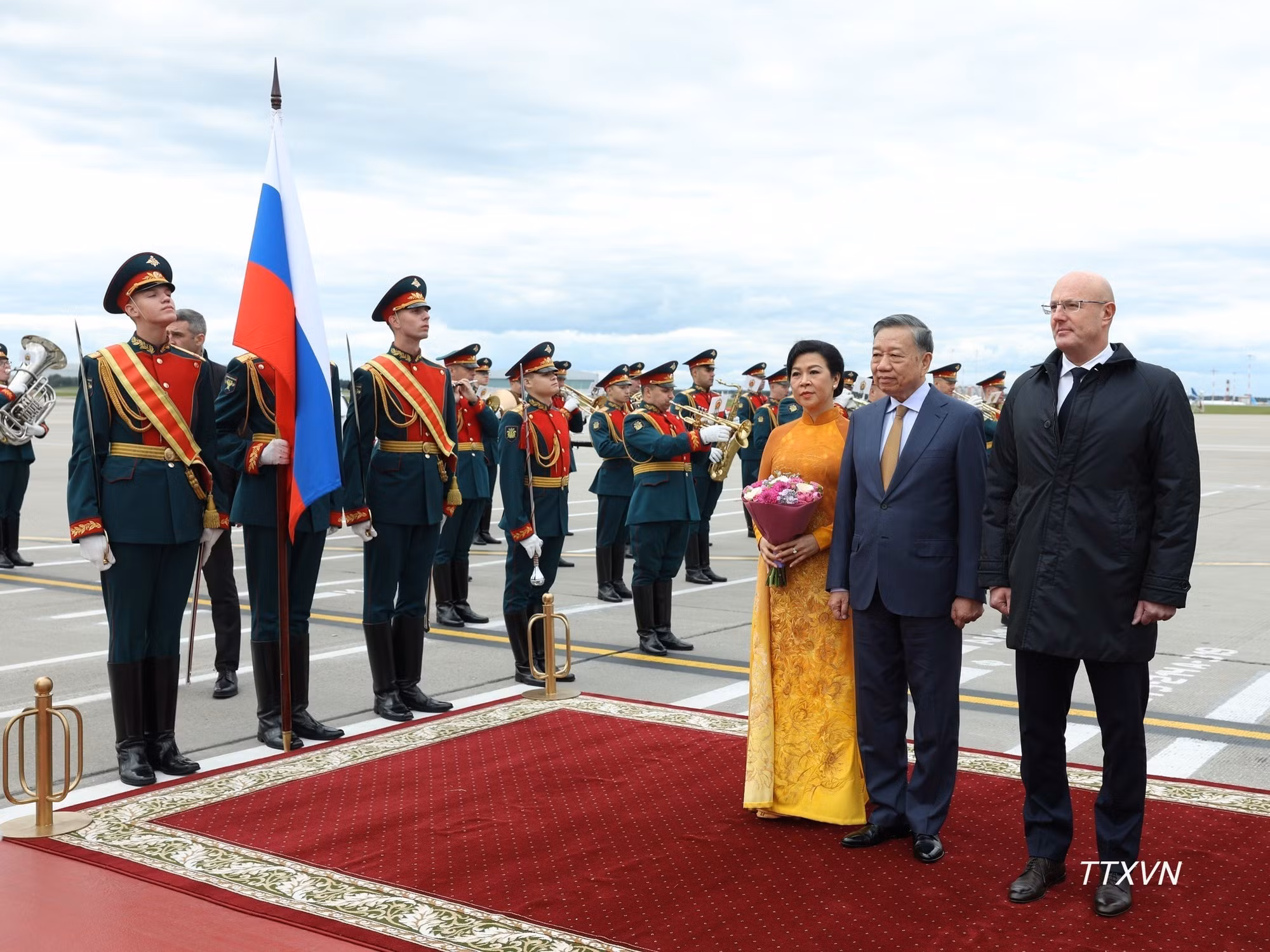El viceprimer ministro Dmitry Chernyshenko preside la ceremonia de bienvenida al líder vietnamita en el aeropuerto de Vnukovo.