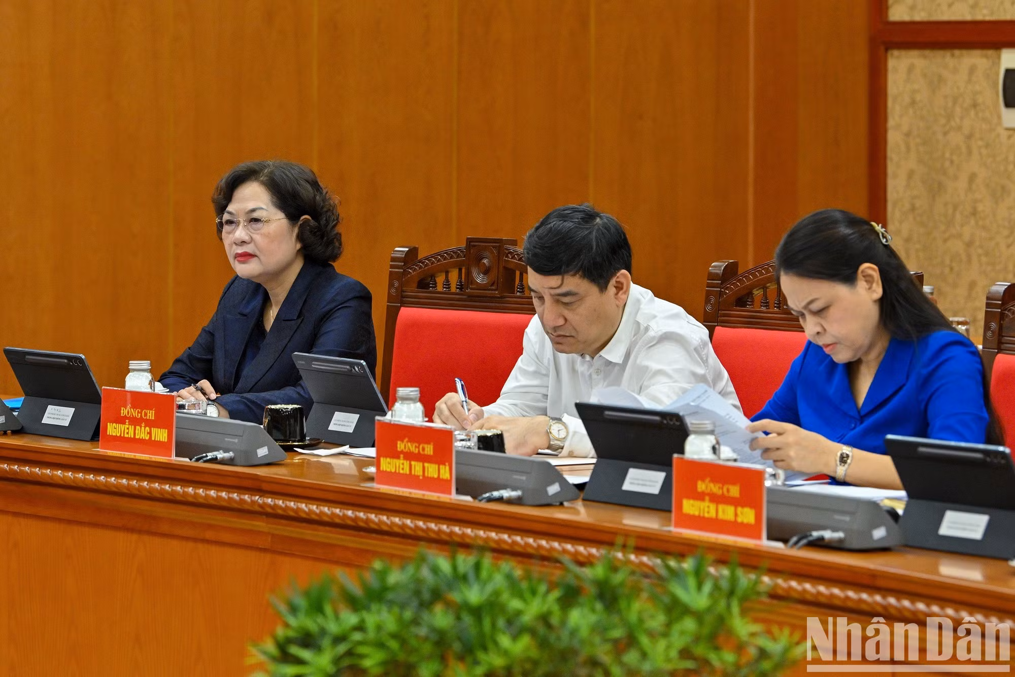 Nguyen Thi Hong, vicepresidenta de la Asamblea Nacional, junto a otros delegados en la reunión.