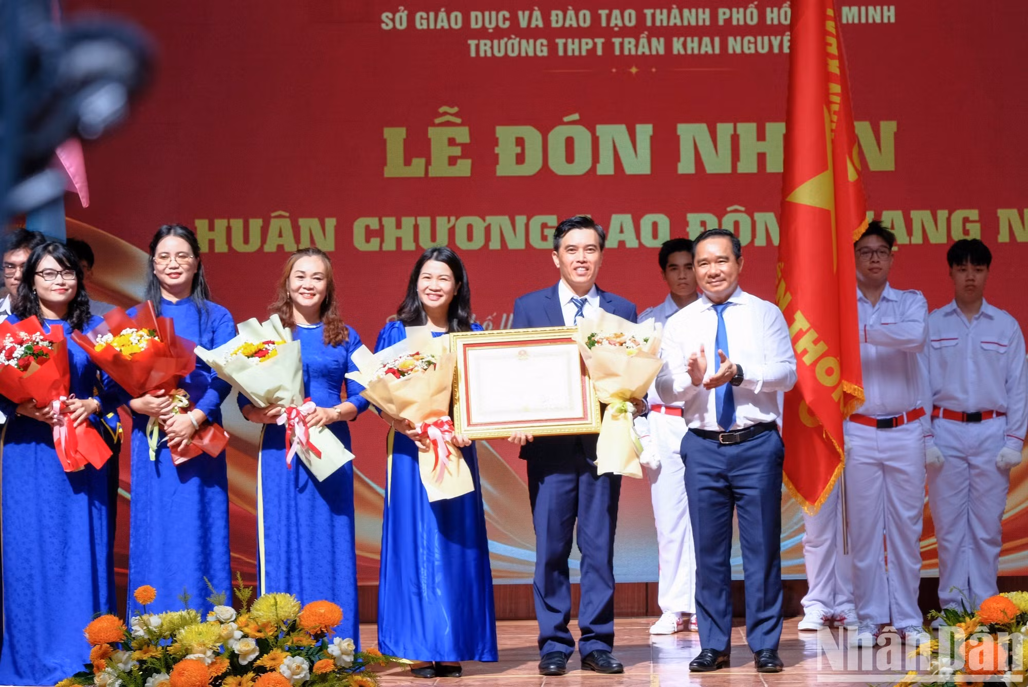 Nguyen Van Duoc, miembro del Comité Central del PCV, vicesecretario del Comité del Partido y presidente del Comité Popular de Ciudad Ho Chi Minh, entrega flores para felicitar a la Escuela Preparatoria Tran Khai Nguyen.