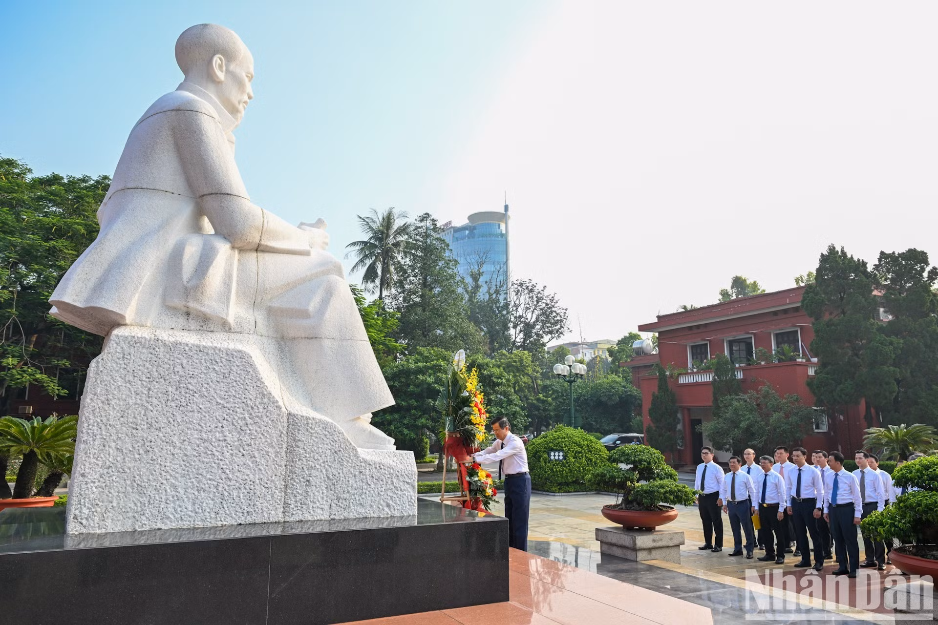 Dirigentes de la Academia Nacional de Política Ho Chi Minh y otros delegados depositan flores en homenaje al Presidente Ho Chi Minh.