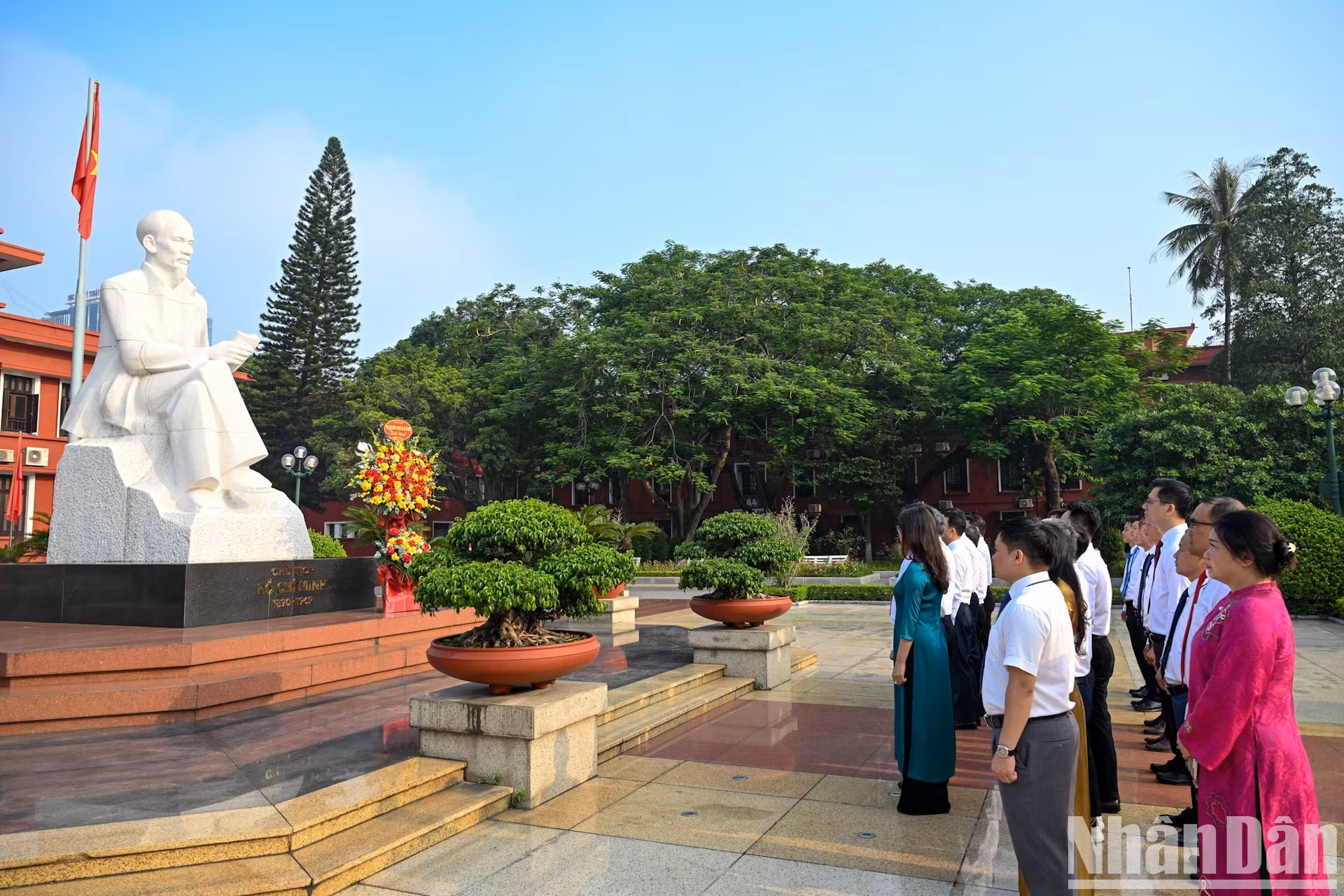 Delegados rinden homenaje al Presidente Ho Chi Minh.
