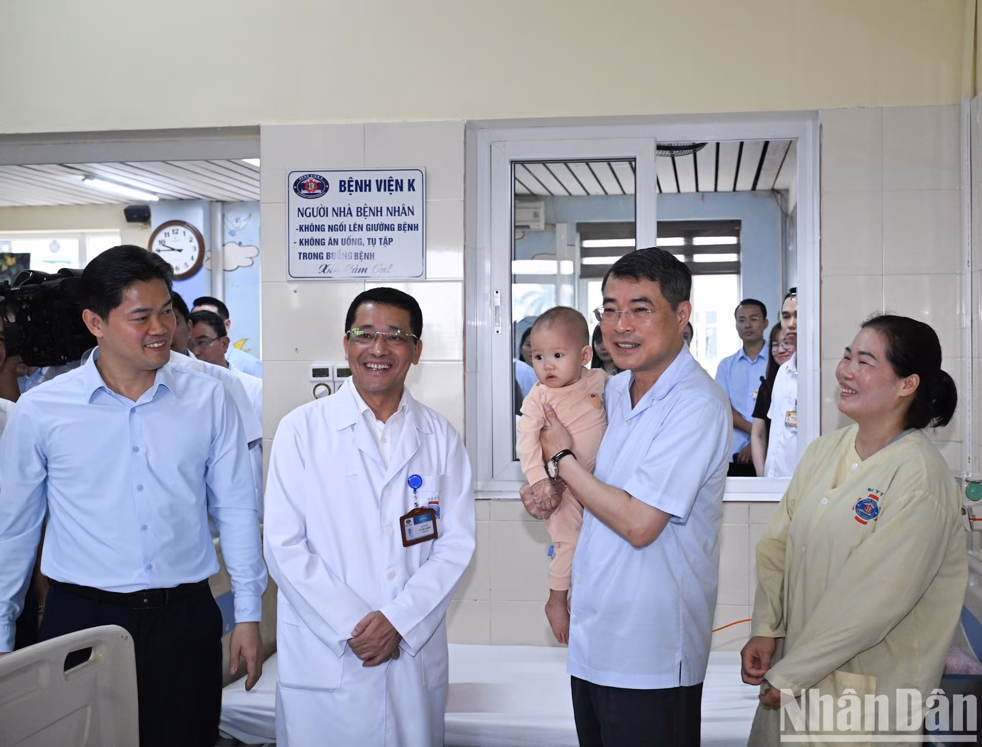 El premier alienta a los pacientes pediátricos.