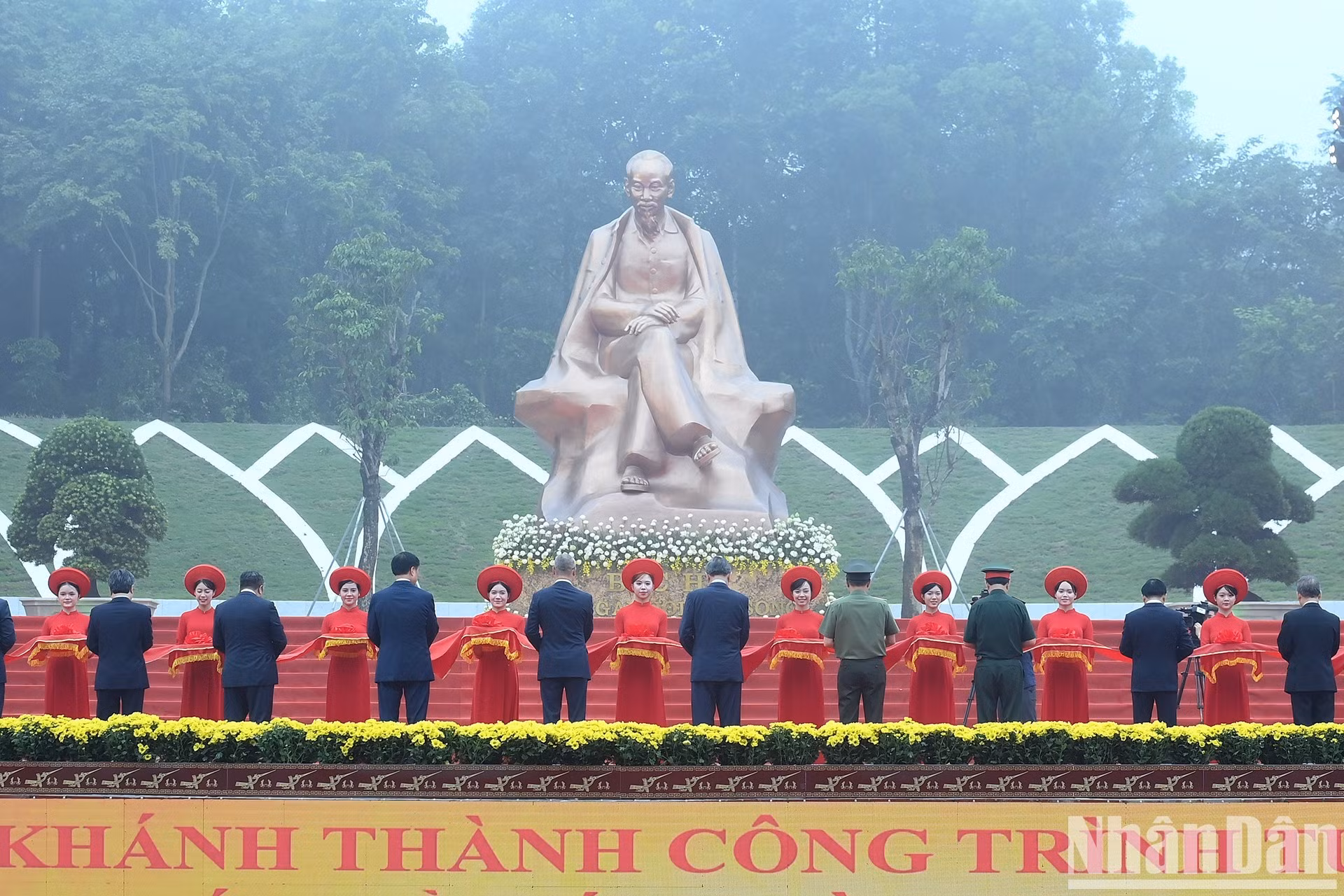 Los delegados inauguran el monumento El Presidente Ho Chi Minh con el Festival Nacional.