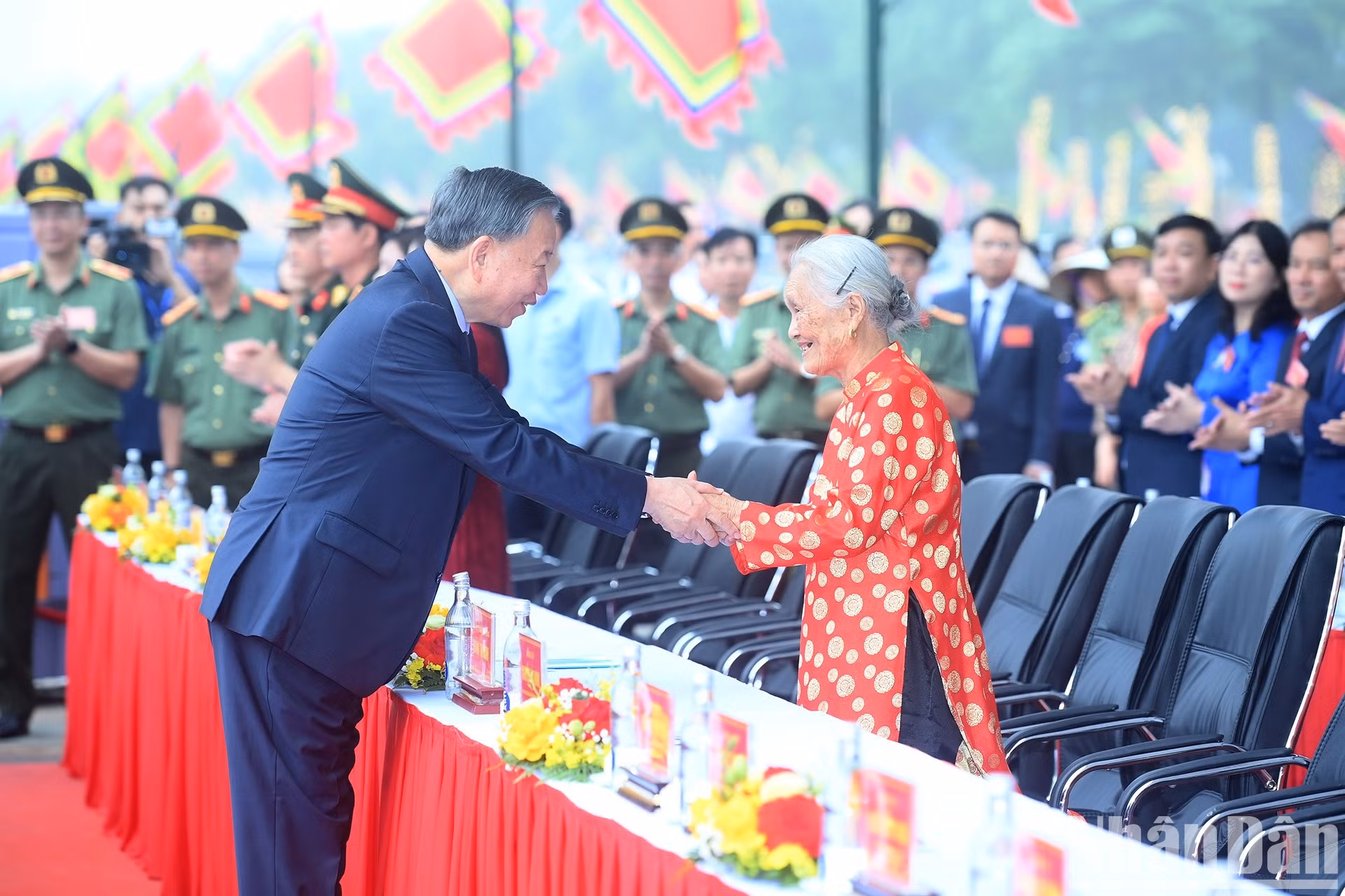 El máximo dirigente junto a una Madre Heroica Vietnamita en la cita.