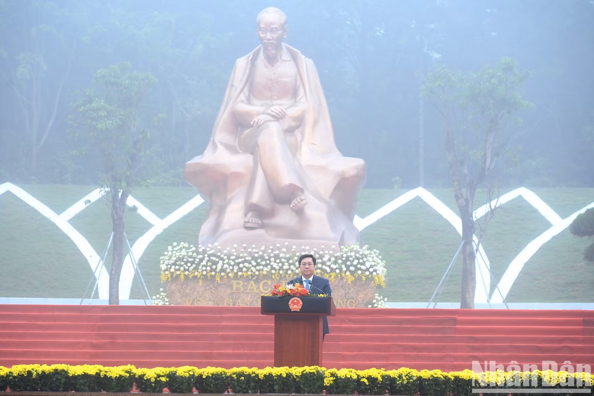 El presidente del Comité Popular de la provincia de Phu Tho, Tran Duy Dong, habla en la cita.