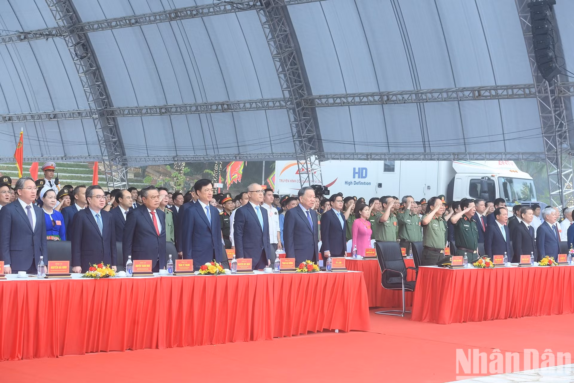 En el acto de saludo a la bandera nacional.