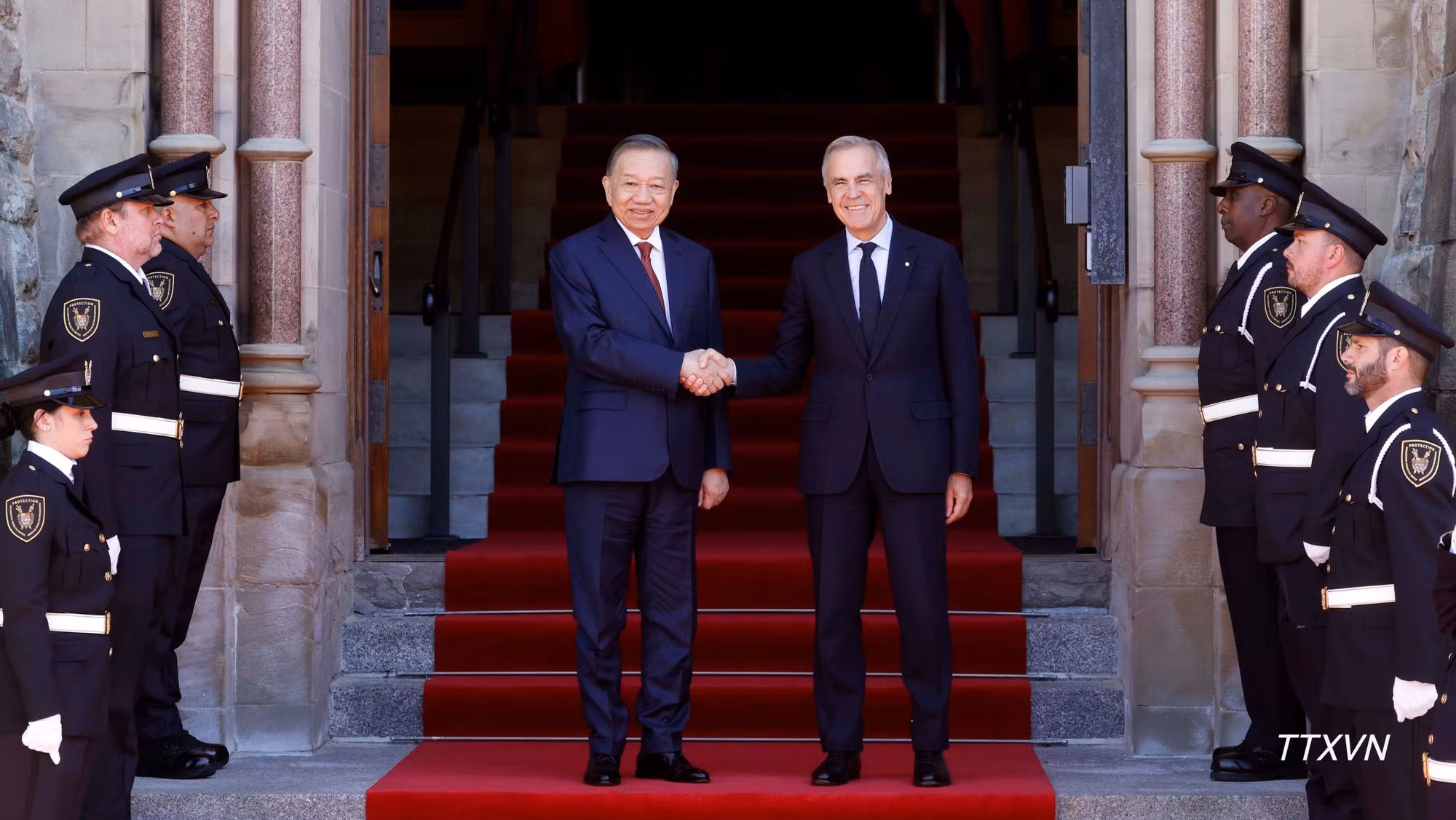 El primer ministro de Canadá, Mark Carney, y el secretario general del Partido Comunista y presidente de Vietnam, To Lam.