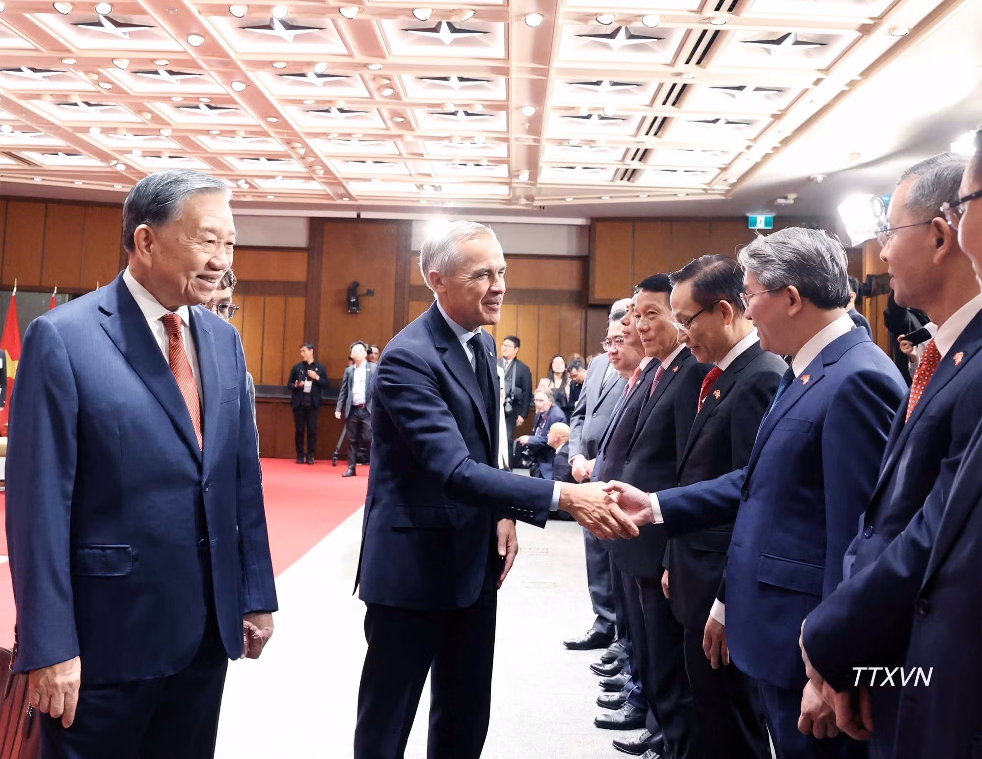 El premier canadiense y los delegados vietnamitas.