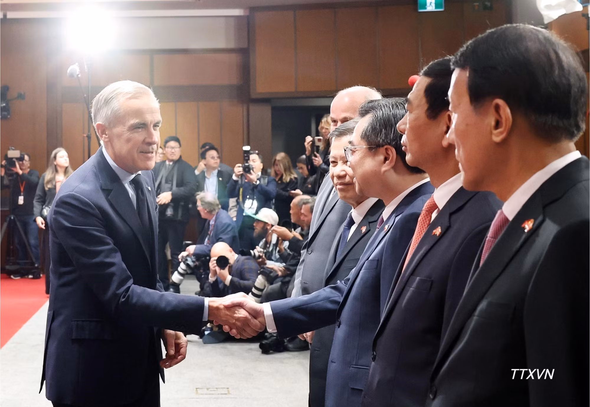 El premier canadiense y los delegados vietnamitas.