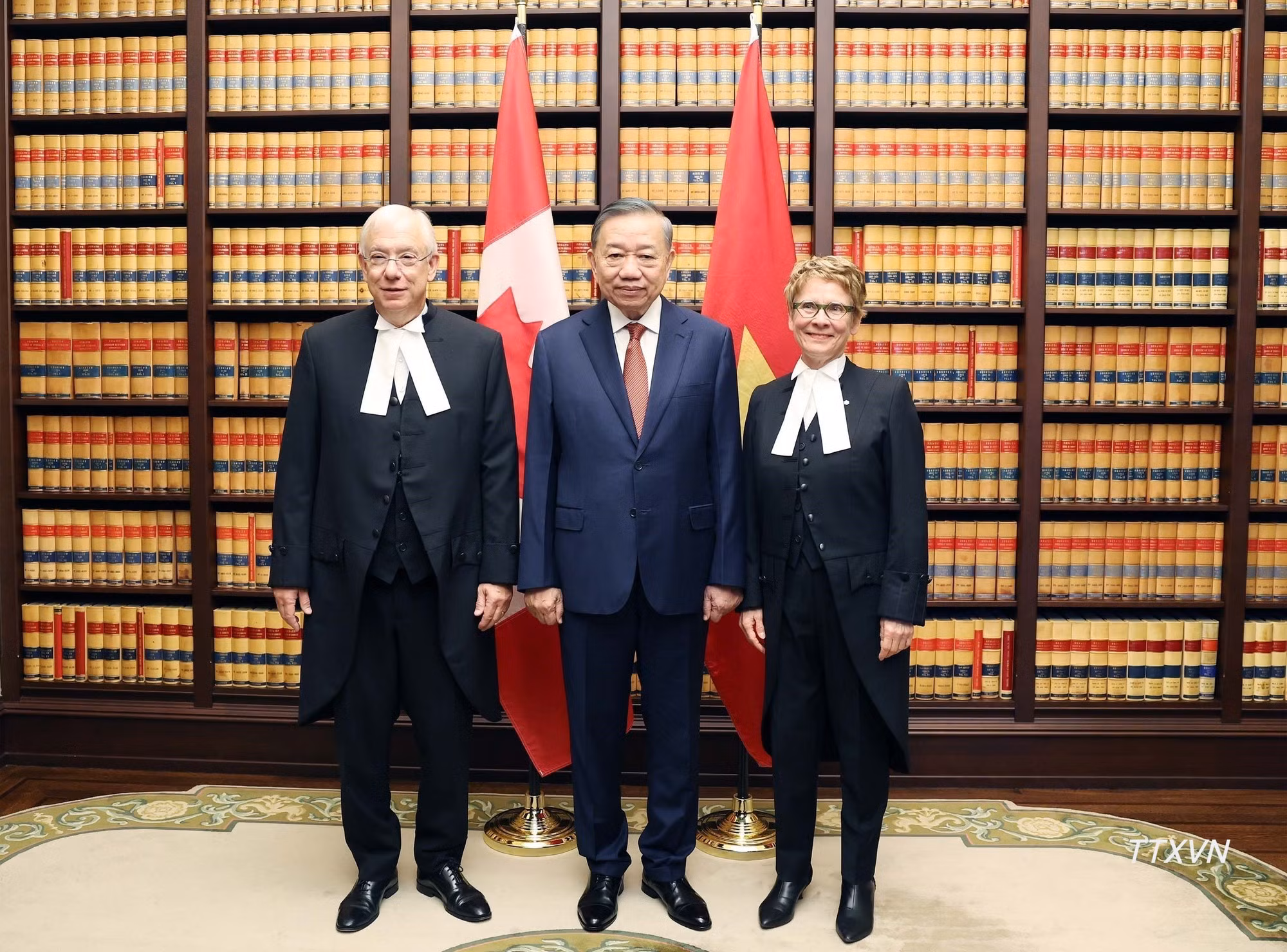 El secretario general del Partido Comunista y presidente de Vietnam, To Lam, se reúne con la presidenta del Senado de Canadá, Raymonde Gagne, y el presidente de la Cámara de los Comunes, Francis Scarpaleggia.