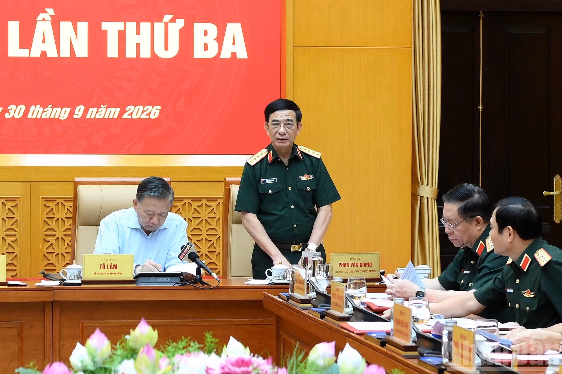 El general Phan Van Giang, miembro del Buró Político, vice primer ministro, subsecretario de la Comisión Militar Central y ministro de Defensa, habla en el evento.