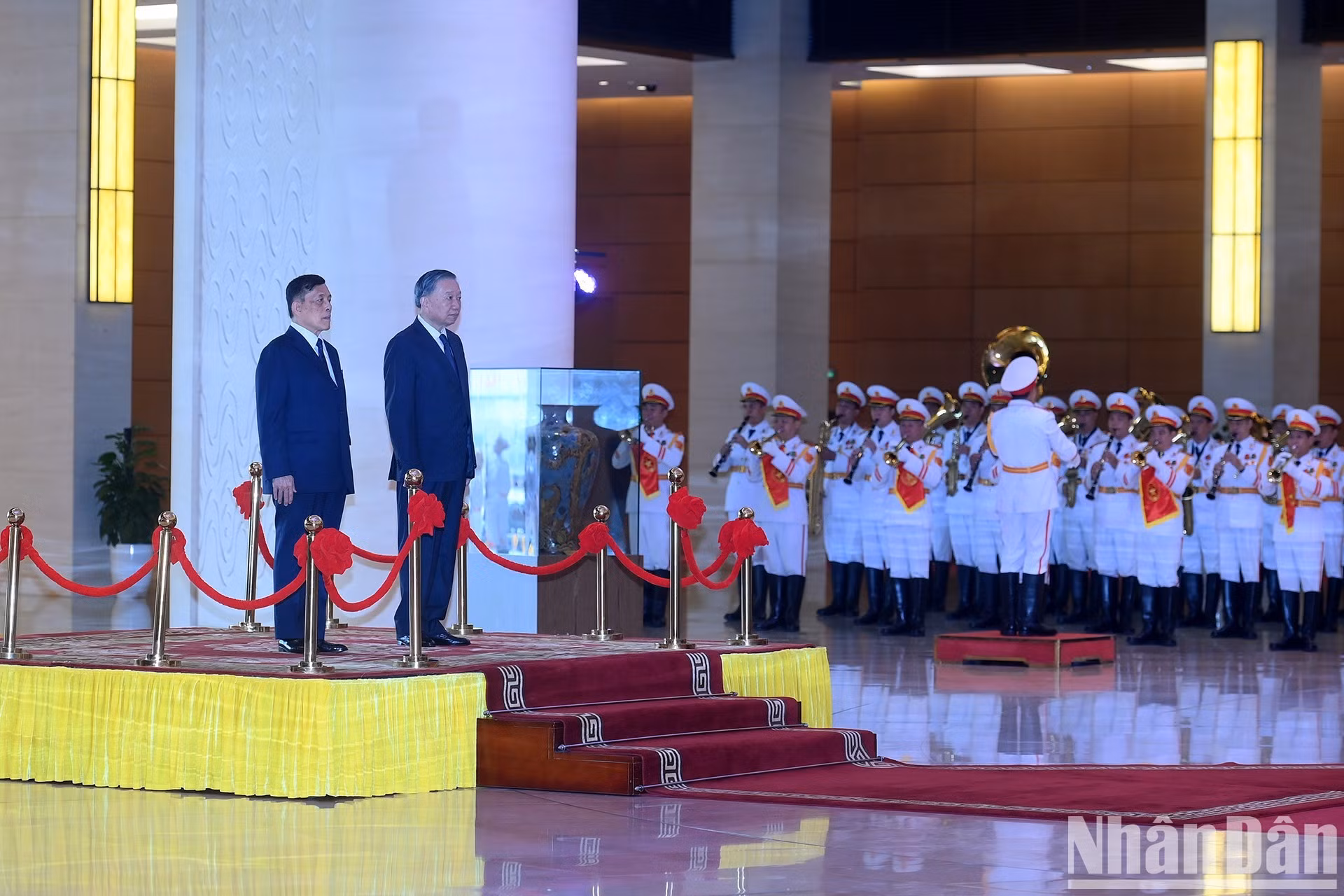 El secretario general del Partido Comunista y presidente de Vietnam, To Lam, y el Rey de Tailandia, Maha Vajiralongkorn Phra Vajiraklaochaoyuhua, escuchan los himnos nacionales de sus países interpretados por la banda militar.