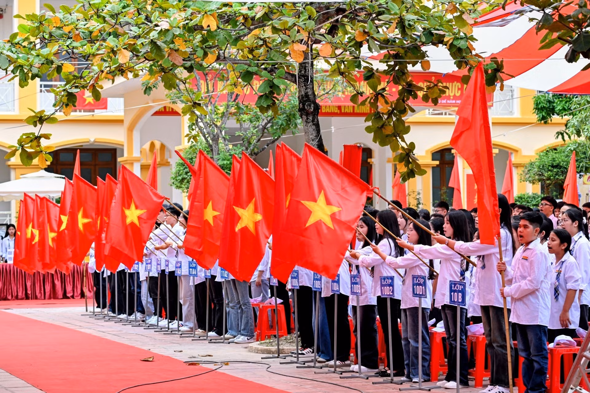 Ceremonia de saludo a la bandera en el evento.