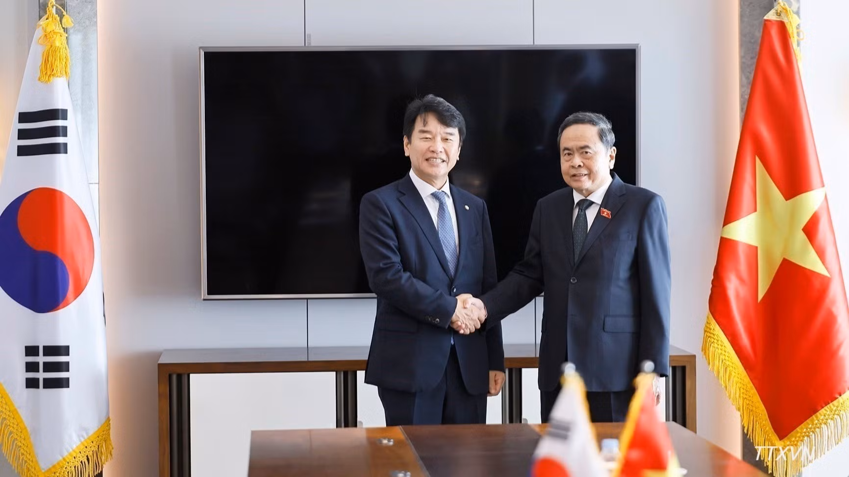 [Foto] Titular de Legislativo vietnamita recibe al presidente del Grupo Parlamentario de Amistad Corea del Sur-Vietnam