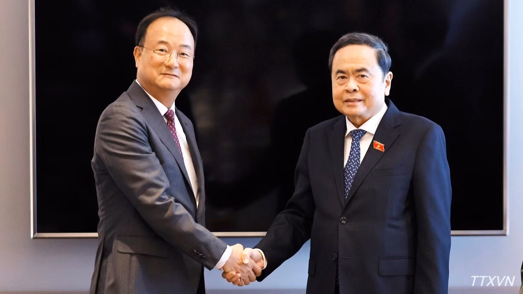 El presidente de la Asamblea Nacional de Vietnam, Tran Thanh Man, y Moon Hyuk-soo, director ejecutivo de LG Innotek, perteneciente al Grupo LG.