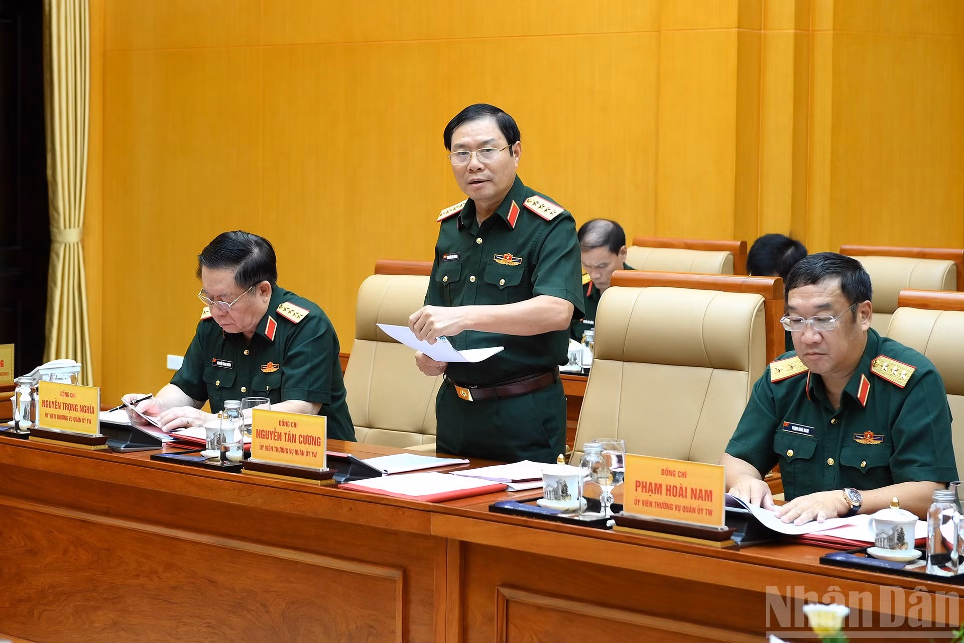El general Nguyen Tan Cuong, miembro del Comité Central del Partido y del Comité Permanente de la Comisión Militar Central, jefe del Estado Mayor General y viceministro de Defensa, presenta un informe durante la cita.