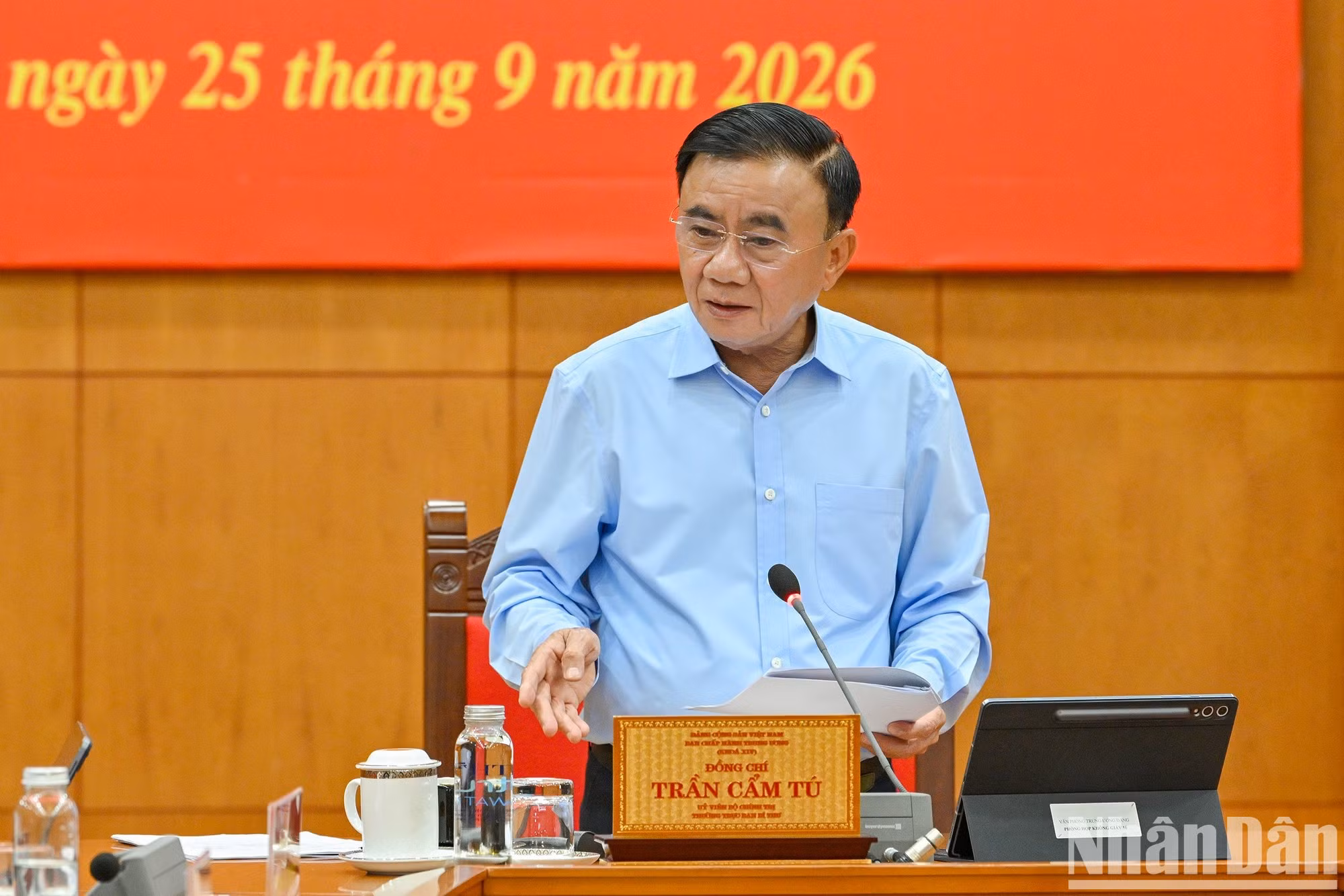 El miembro del Buró Político y permanente del Secretariado, Tran Cam Tu, quien también es jefe del Comité Directivo Central para el desarrollo de la cultura vietnamita, interviene en la cita.