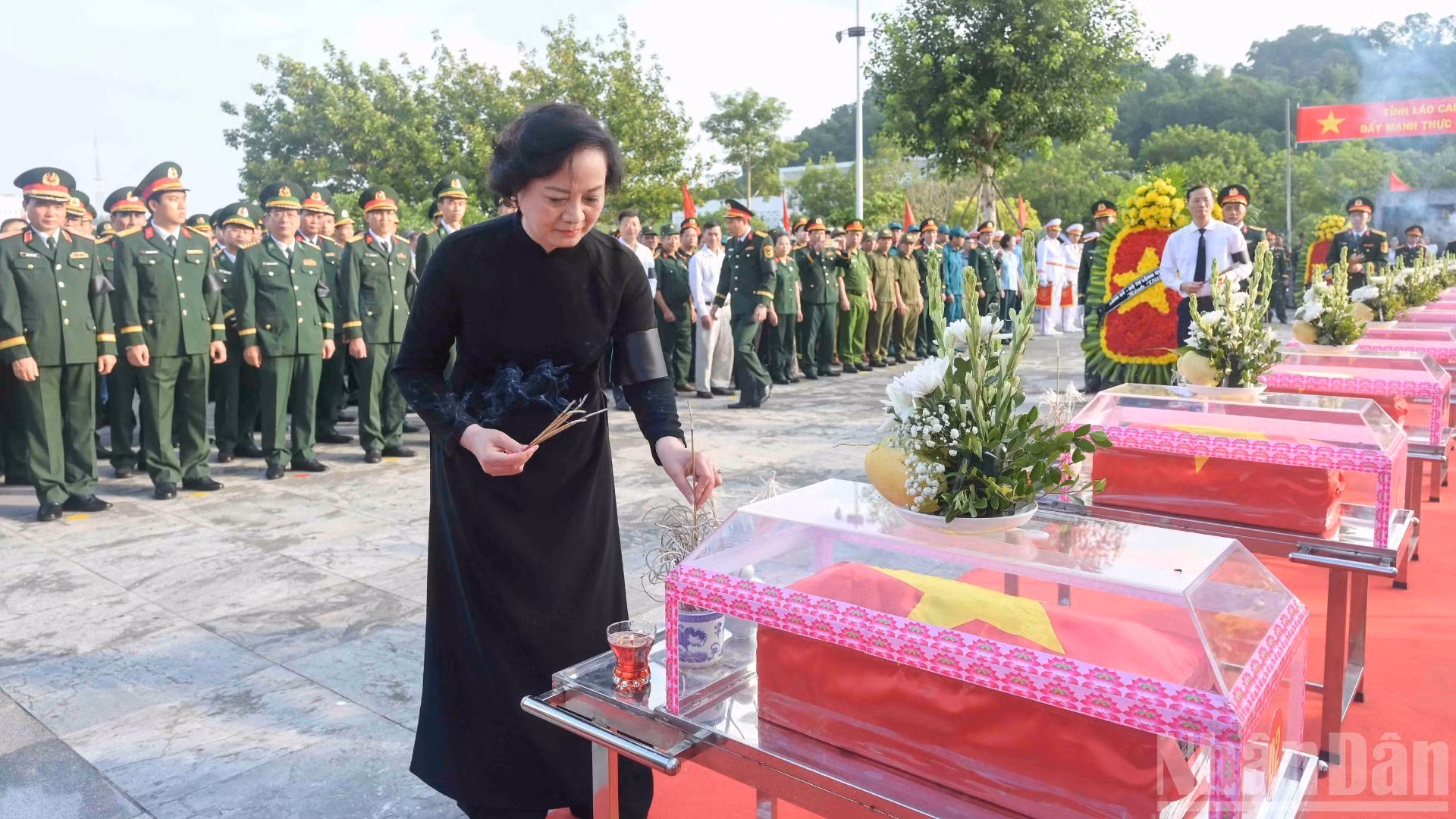 Pham Thi Thanh Tra ofrece incienso en homenaje a los mártires.