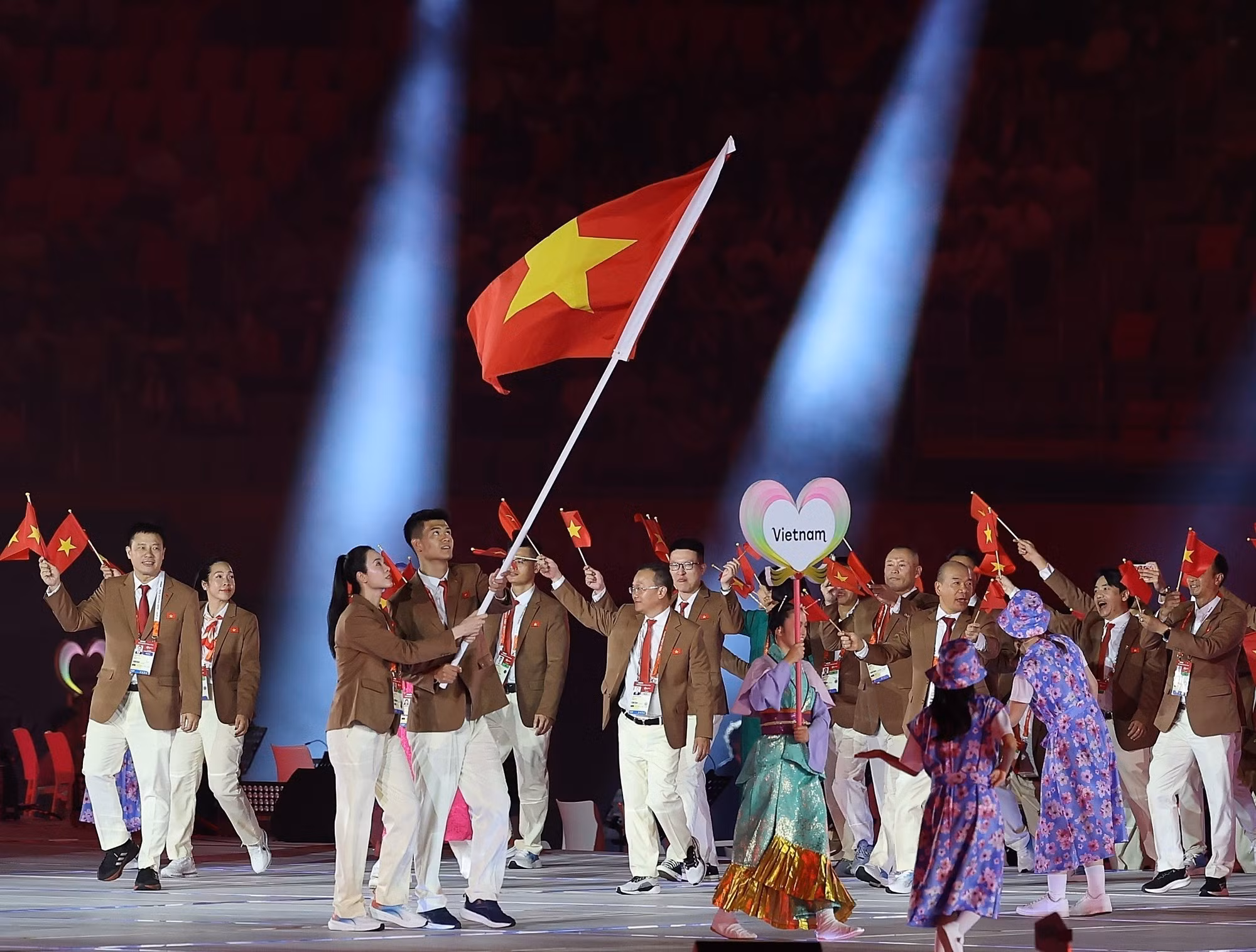 Bandera de Vietnam ondea durante ceremonia de apertura de XX Juegos Asiáticos